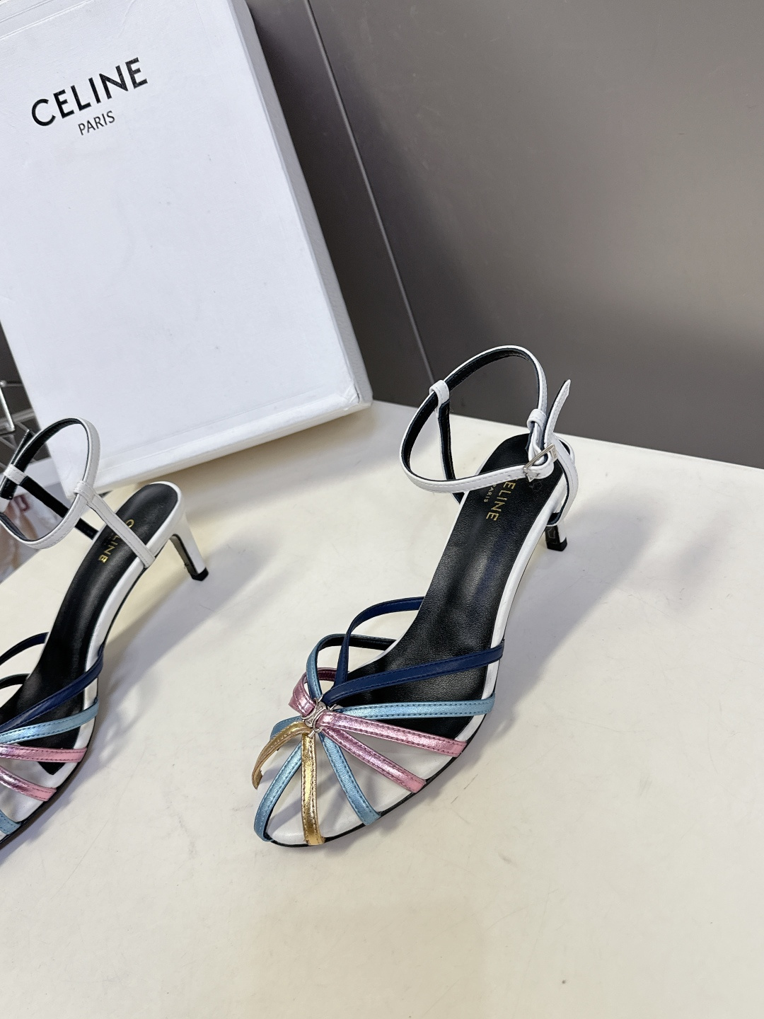 Celine春夏凯旋门时装鞋 柔美的露脚设计，脚踝绑带。上脚真的超级显瘦超级美 C家特定的精致凯旋门lo