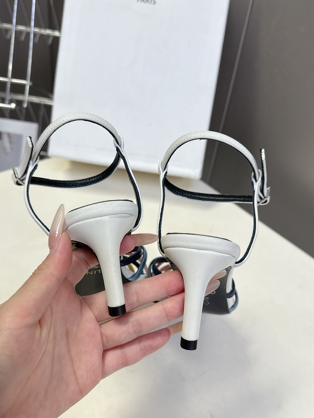 Celine春夏凯旋门时装鞋 柔美的露脚设计，脚踝绑带。上脚真的超级显瘦超级美 C家特定的精致凯旋门lo