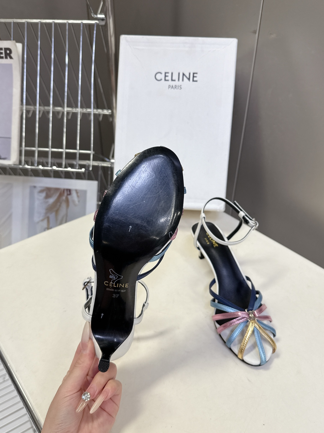 Celine春夏凯旋门时装鞋 柔美的露脚设计，脚踝绑带。上脚真的超级显瘦超级美 C家特定的精致凯旋门lo