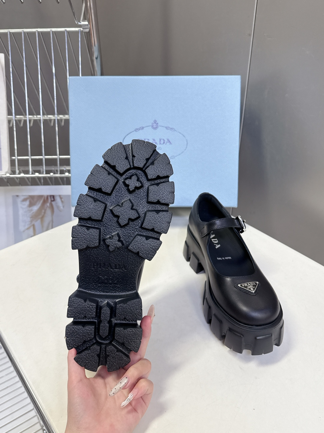 PRADA 普拉达最新款三角标厚底 玛丽珍乐福鞋皮鞋超多明星网红种草 绝对是今年的大爆款贼好看 简约的鞋