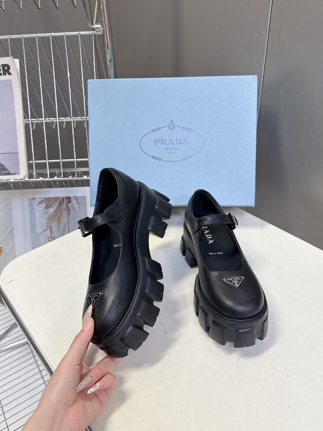 PRADA 普拉达最新款三角标厚底 玛丽珍乐福鞋皮鞋超多明星网红种草 绝对是今年的大爆款贼好看 简约的鞋