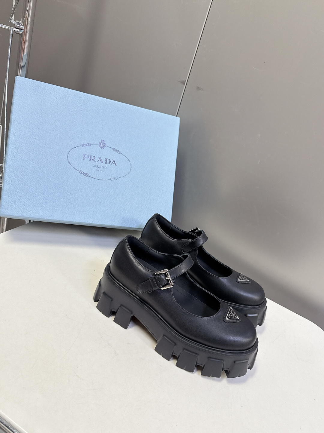 PRADA 普拉达最新款三角标厚底 玛丽珍乐福鞋皮鞋超多明星网红种草 绝对是今年的大爆款贼好看 简约的鞋