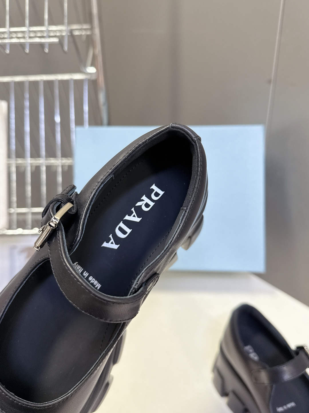 PRADA 普拉达最新款三角标厚底 玛丽珍乐福鞋皮鞋超多明星网红种草 绝对是今年的大爆款贼好看 简约的鞋