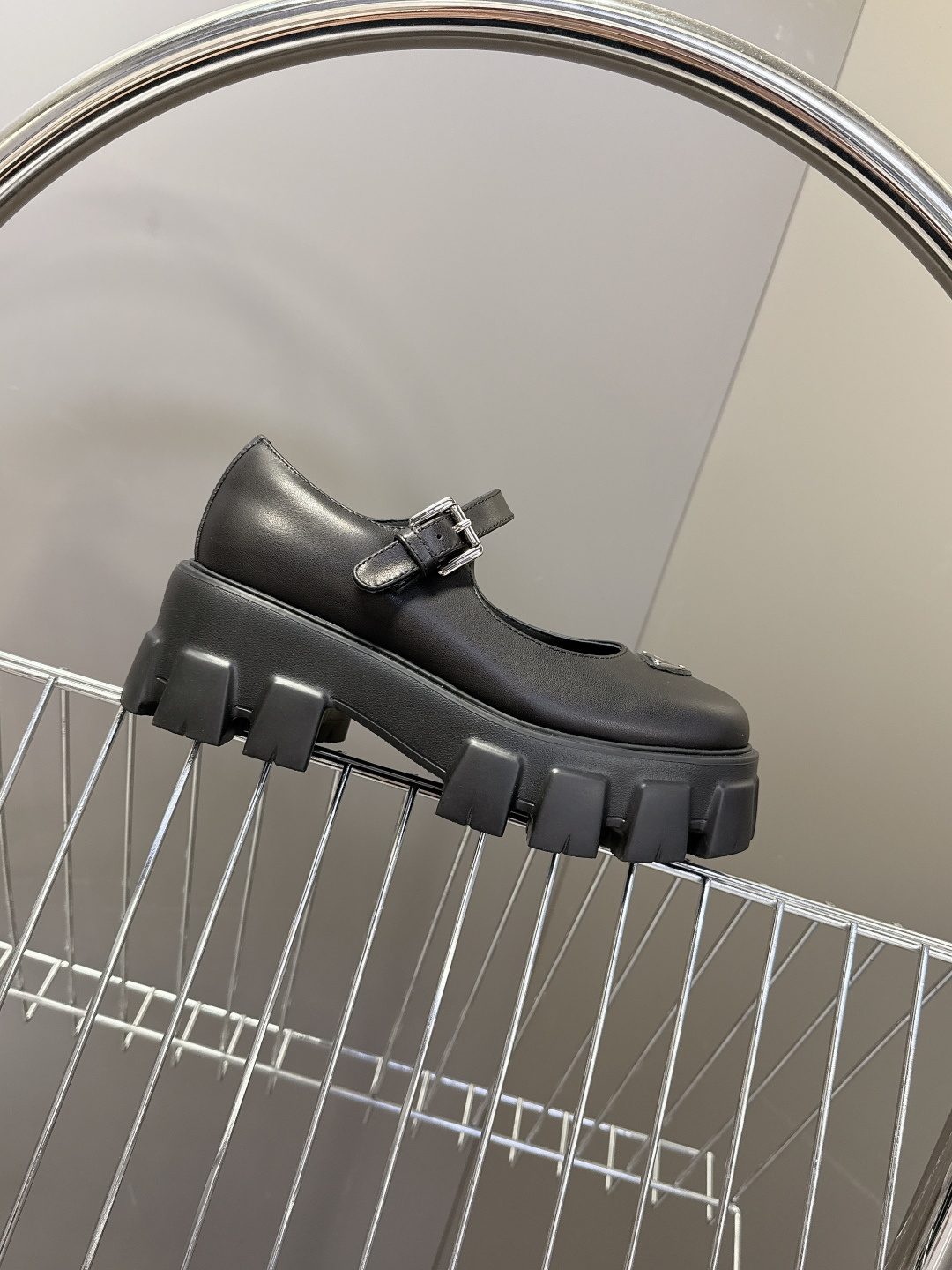 PRADA 普拉达最新款三角标厚底 玛丽珍乐福鞋皮鞋超多明星网红种草 绝对是今年的大爆款贼好看 简约的鞋