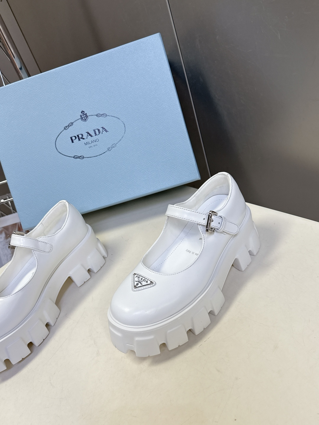 PRADA 普拉达最新款三角标厚底 玛丽珍乐福鞋皮鞋超多明星网红种草 绝对是今年的大爆款贼好看 简约的鞋