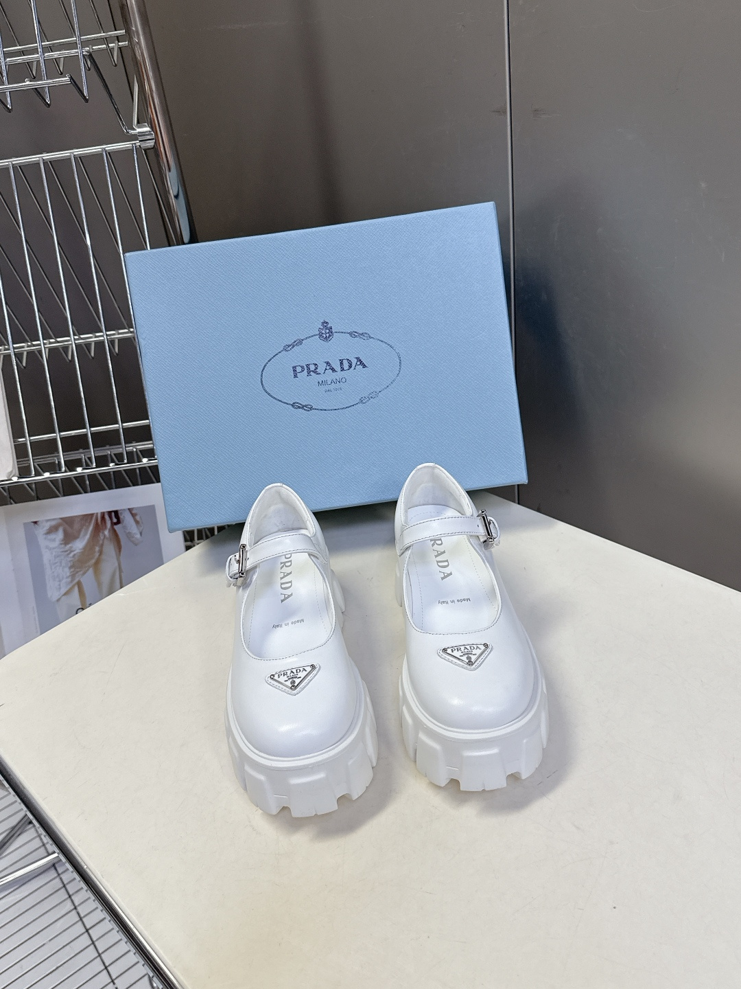 PRADA 普拉达最新款三角标厚底 玛丽珍乐福鞋皮鞋超多明星网红种草 绝对是今年的大爆款贼好看 简约的鞋