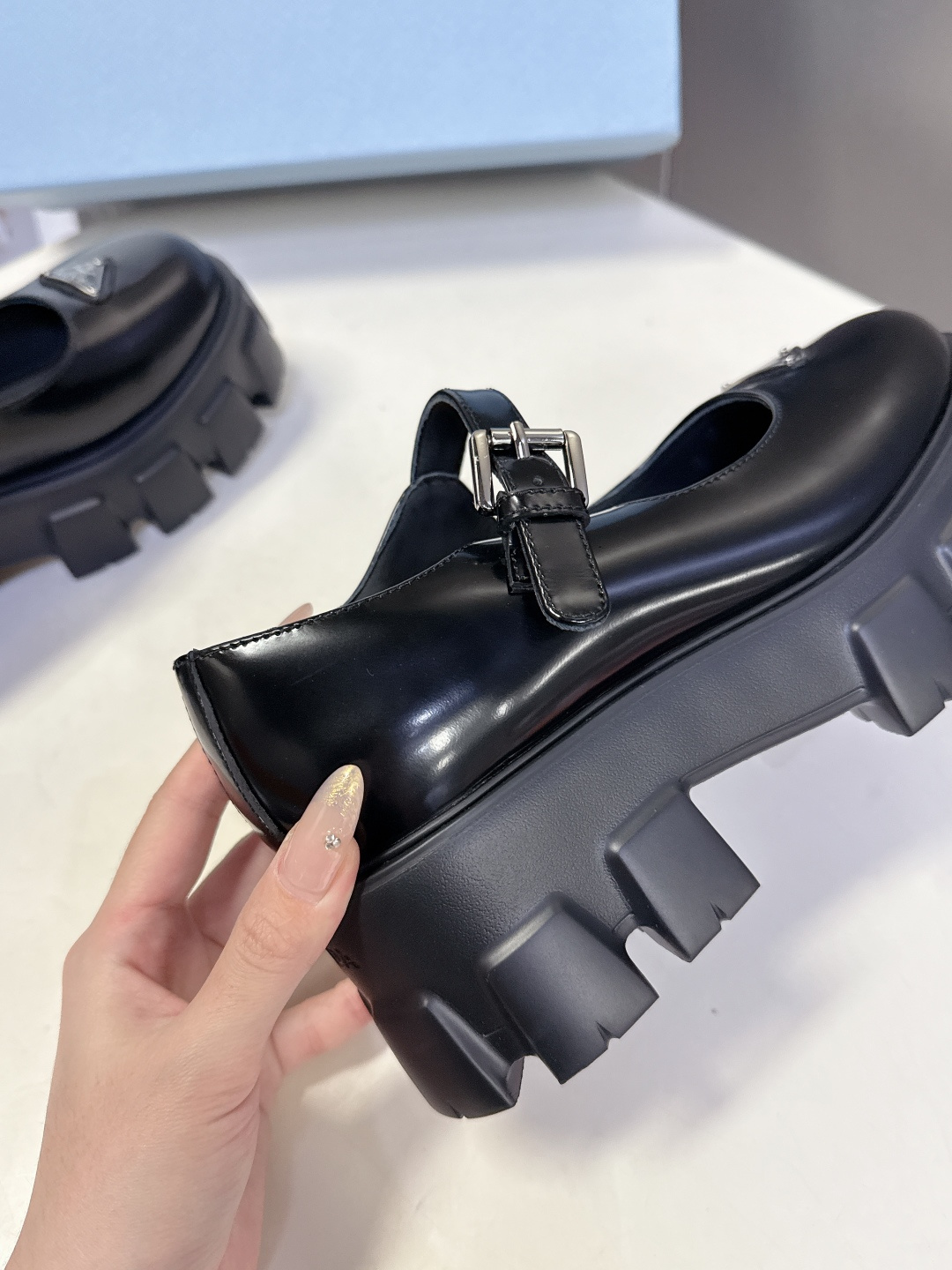 PRADA 普拉达最新款三角标厚底 玛丽珍乐福鞋皮鞋超多明星网红种草 绝对是今年的大爆款贼好看 简约的鞋