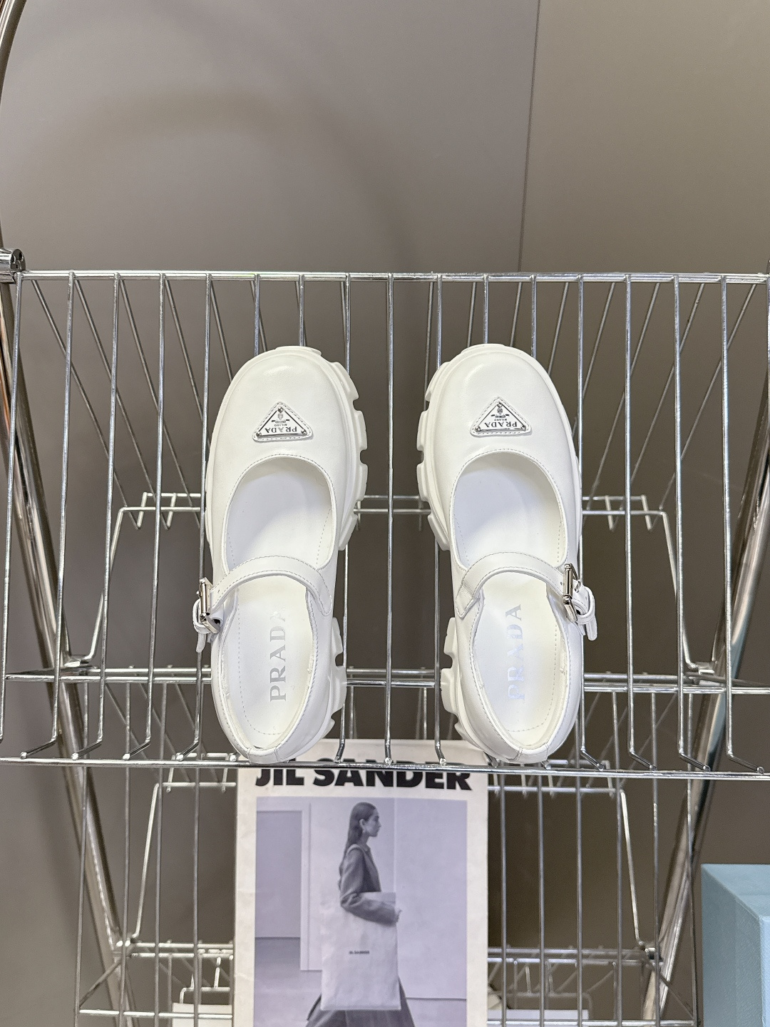 PRADA 普拉达最新款三角标厚底 玛丽珍乐福鞋皮鞋超多明星网红种草 绝对是今年的大爆款贼好看 简约的鞋