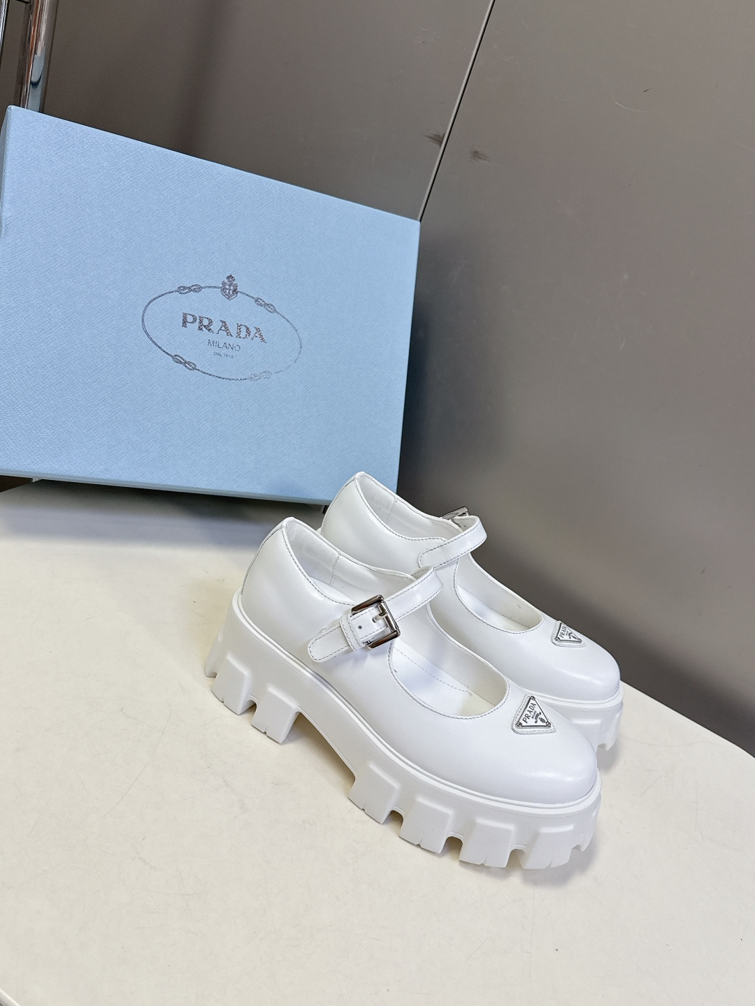 PRADA 普拉达最新款三角标厚底 玛丽珍乐福鞋皮鞋超多明星网红种草 绝对是今年的大爆款贼好看 简约的鞋