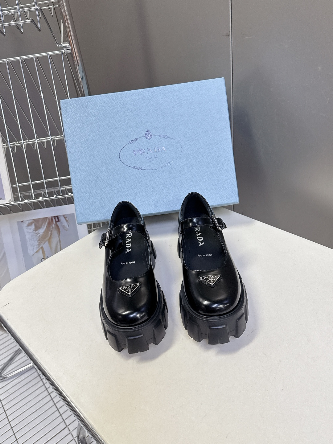 PRADA 普拉达最新款三角标厚底 玛丽珍乐福鞋皮鞋超多明星网红种草 绝对是今年的大爆款贼好看 简约的鞋