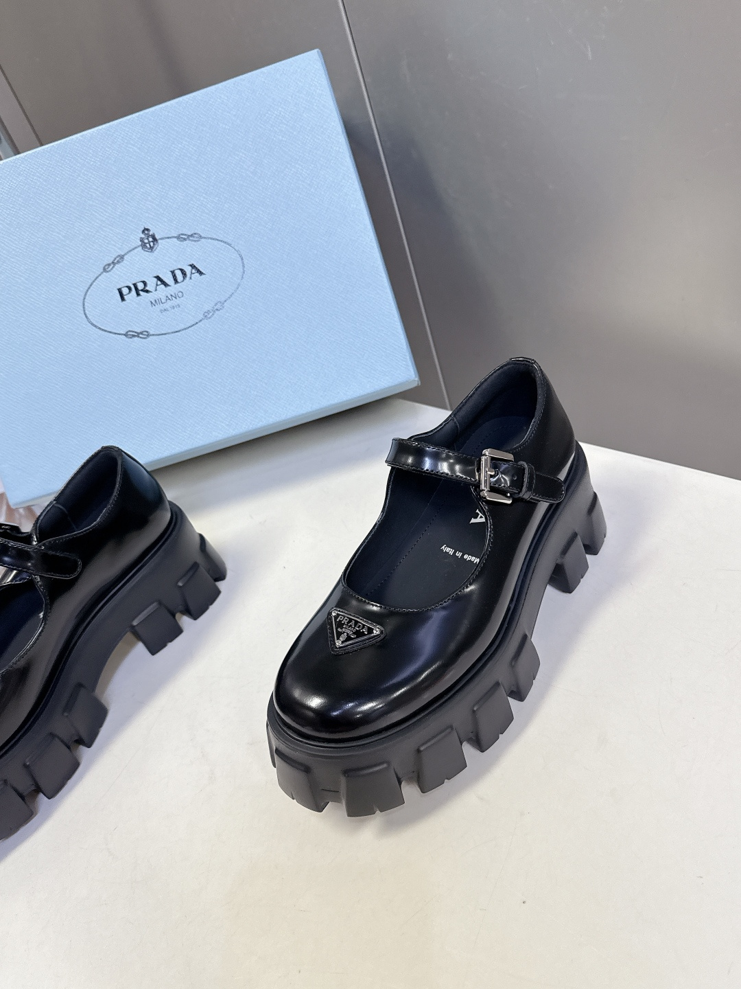 PRADA 普拉达最新款三角标厚底 玛丽珍乐福鞋皮鞋超多明星网红种草 绝对是今年的大爆款贼好看 简约的鞋