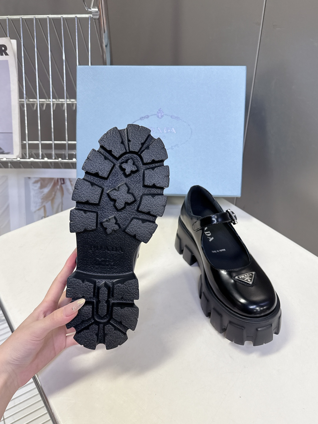 PRADA 普拉达最新款三角标厚底 玛丽珍乐福鞋皮鞋超多明星网红种草 绝对是今年的大爆款贼好看 简约的鞋