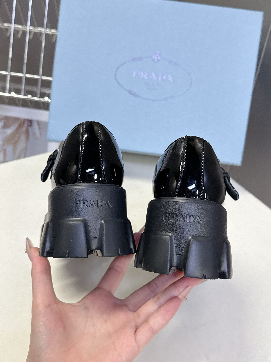 PRADA 普拉达最新款三角标厚底 玛丽珍乐福鞋皮鞋超多明星网红种草 绝对是今年的大爆款贼好看 简约的鞋