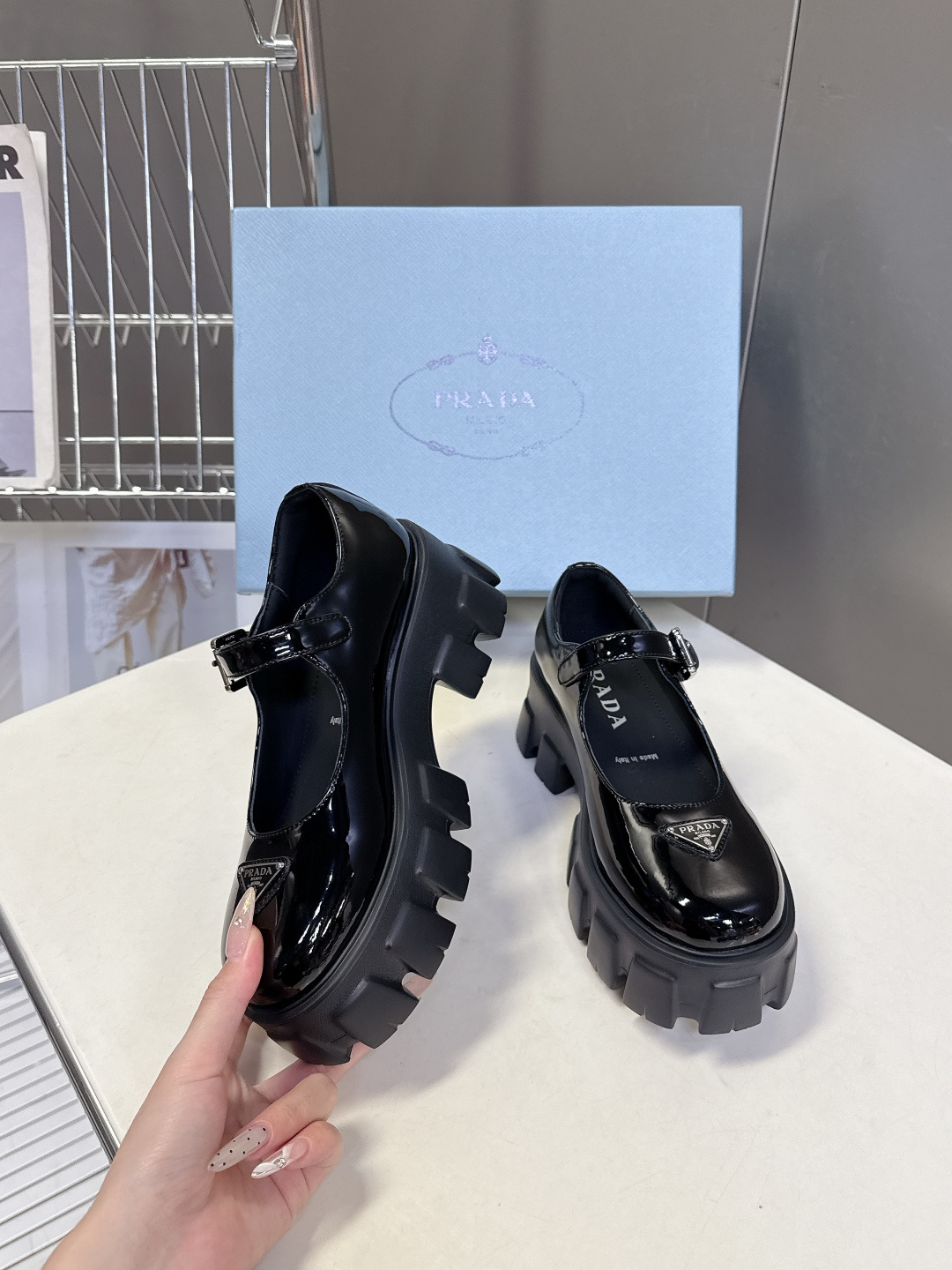 PRADA 普拉达最新款三角标厚底 玛丽珍乐福鞋皮鞋超多明星网红种草 绝对是今年的大爆款贼好看 简约的鞋