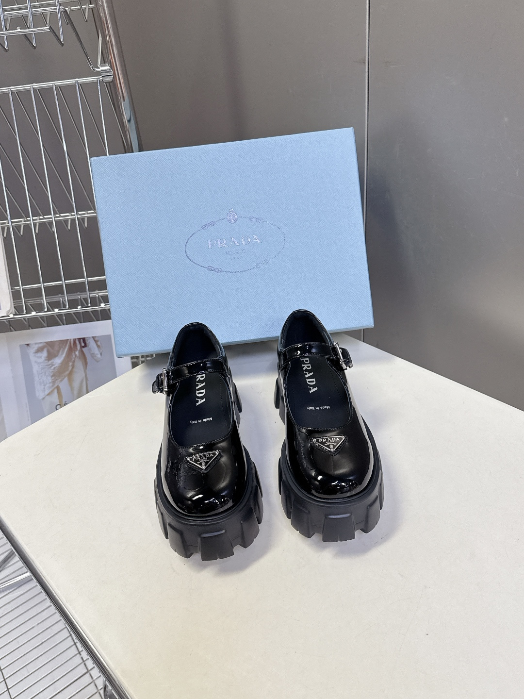 PRADA 普拉达最新款三角标厚底 玛丽珍乐福鞋皮鞋超多明星网红种草 绝对是今年的大爆款贼好看 简约的鞋