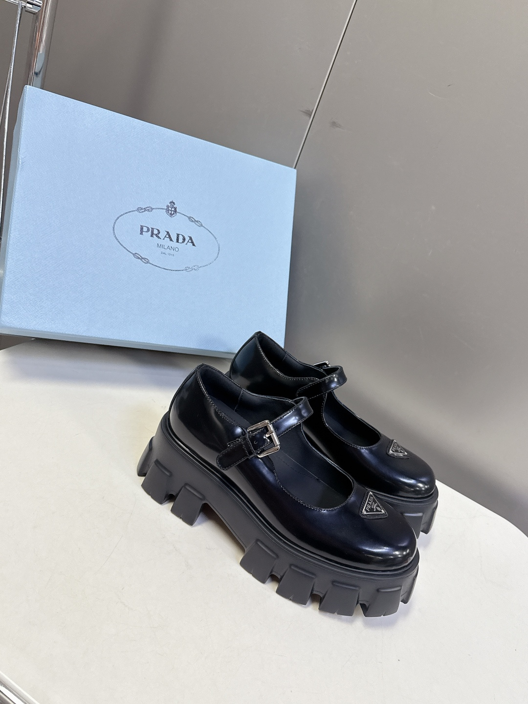 PRADA 普拉达最新款三角标厚底 玛丽珍乐福鞋皮鞋超多明星网红种草 绝对是今年的大爆款贼好看 简约的鞋