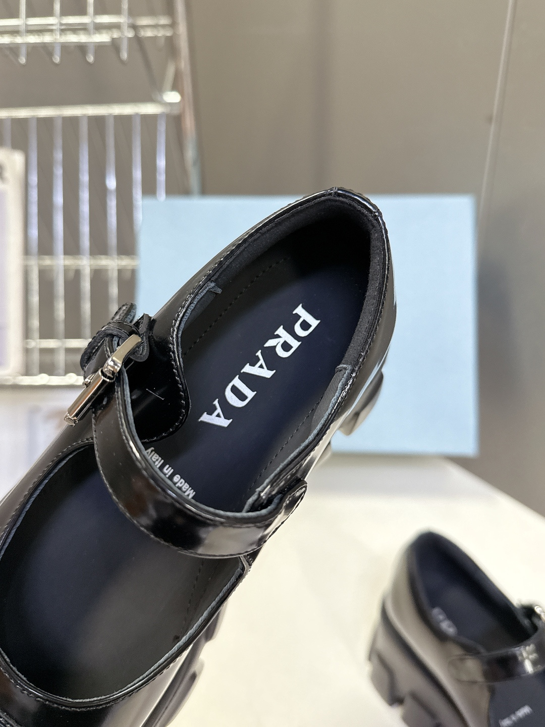 PRADA 普拉达最新款三角标厚底 玛丽珍乐福鞋皮鞋超多明星网红种草 绝对是今年的大爆款贼好看 简约的鞋