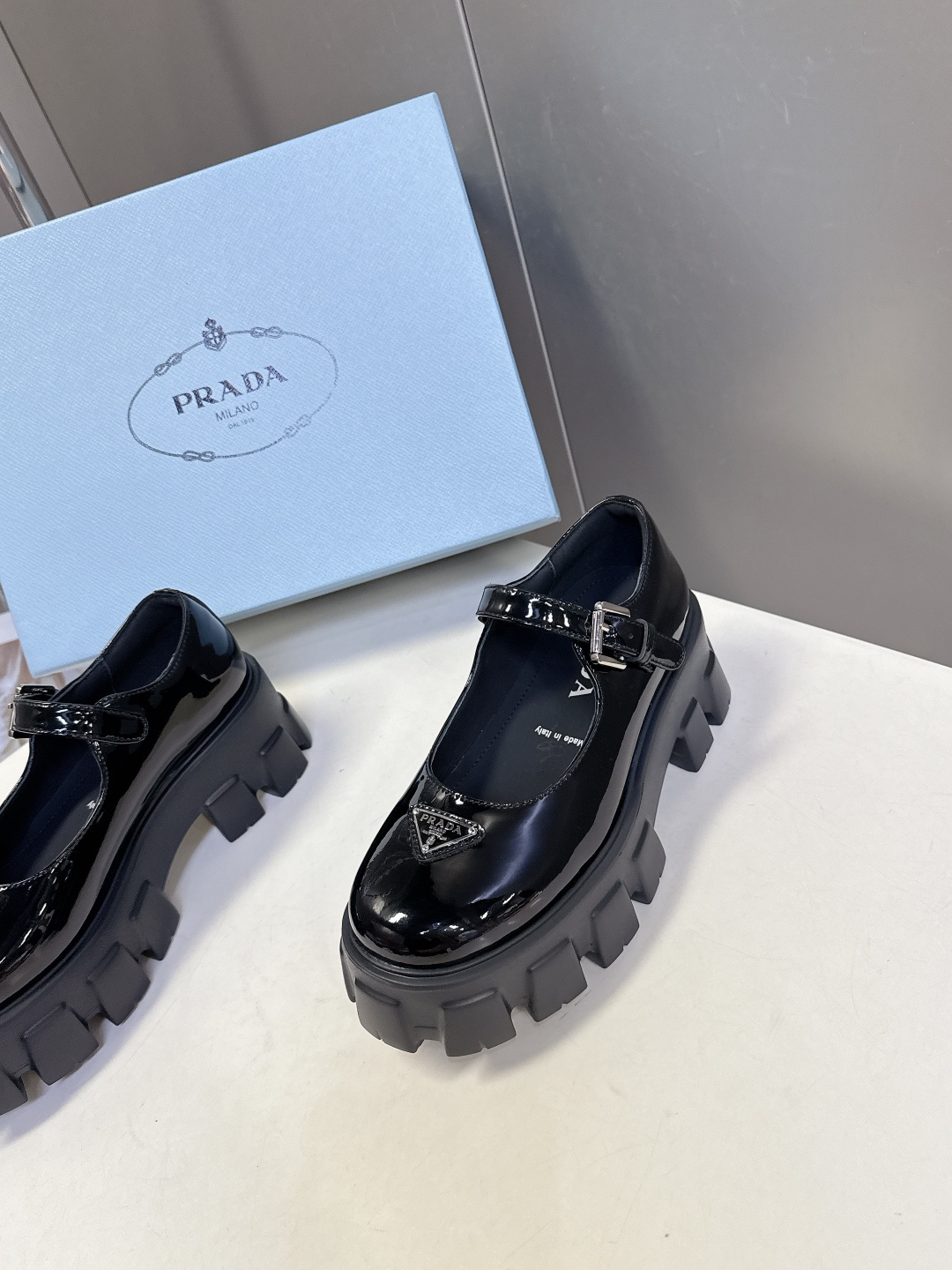 PRADA 普拉达最新款三角标厚底 玛丽珍乐福鞋皮鞋超多明星网红种草 绝对是今年的大爆款贼好看 简约的鞋