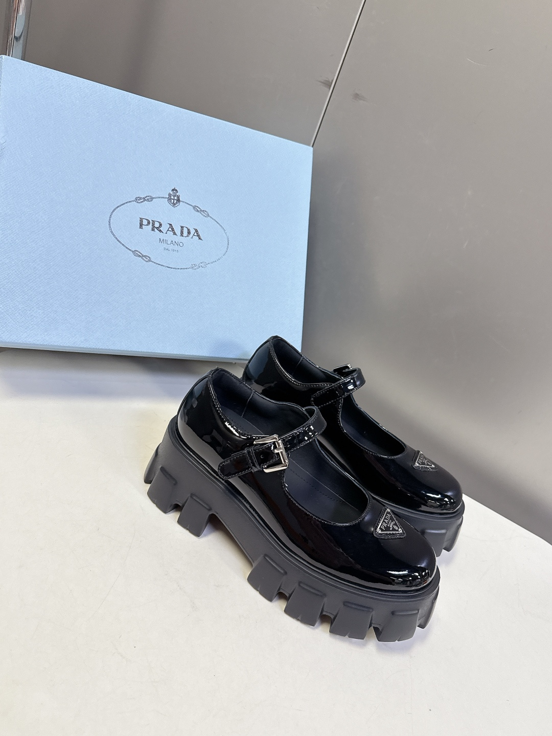 PRADA 普拉达最新款三角标厚底 玛丽珍乐福鞋皮鞋超多明星网红种草 绝对是今年的大爆款贼好看 简约的鞋