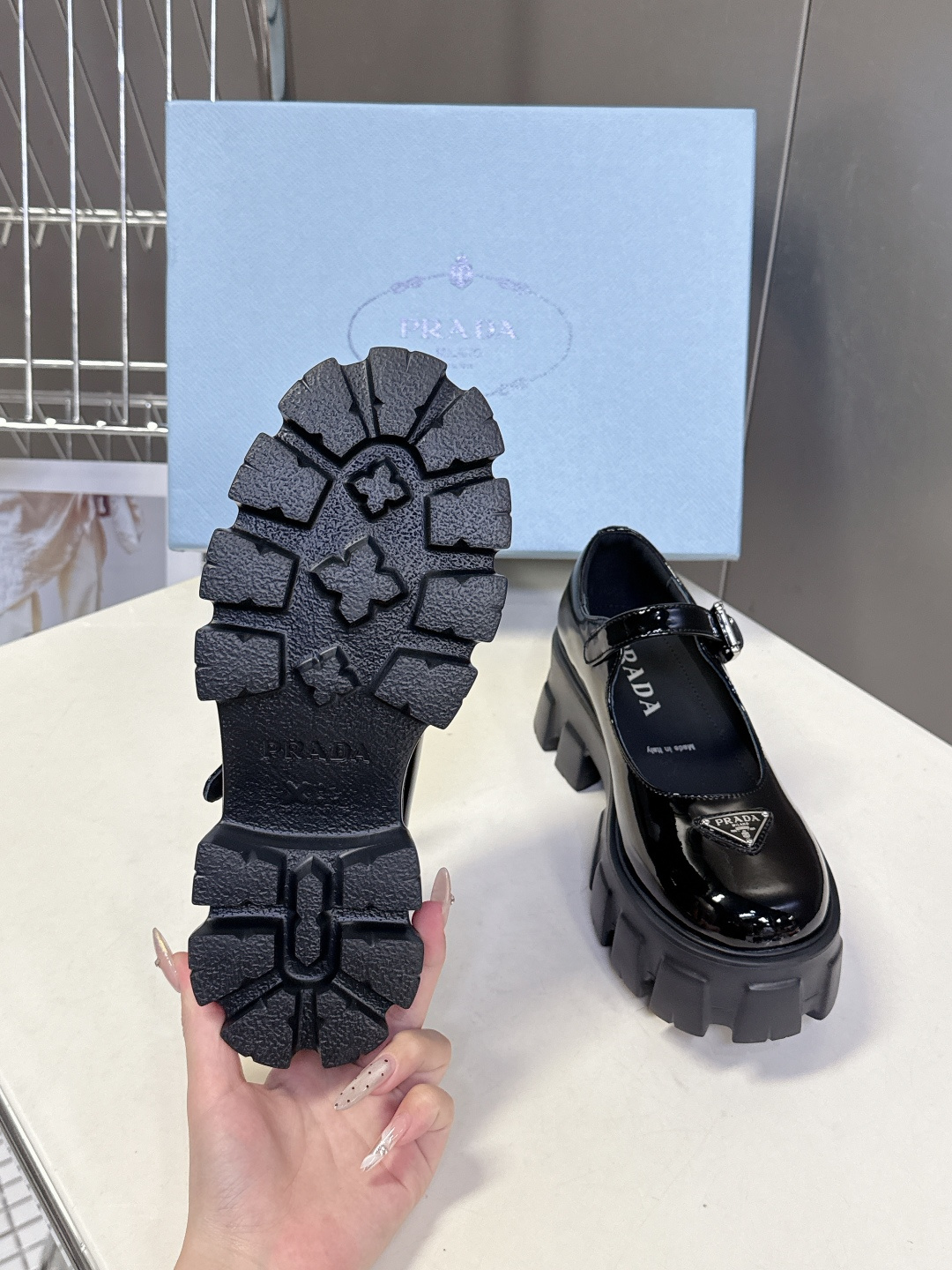 PRADA 普拉达最新款三角标厚底 玛丽珍乐福鞋皮鞋超多明星网红种草 绝对是今年的大爆款贼好看 简约的鞋
