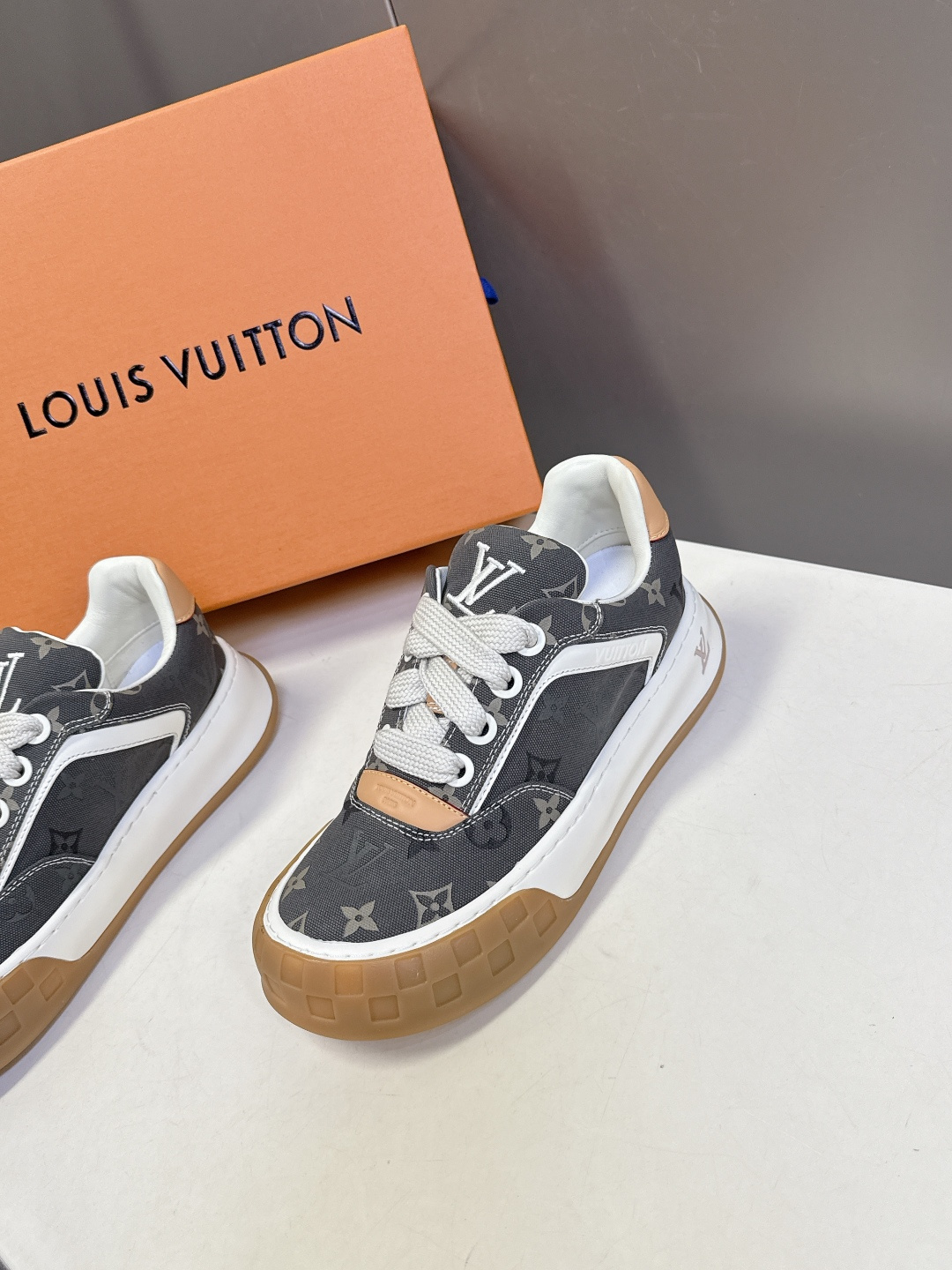 Louis Vuitton 路易威登最新情侣款 饼干鞋休闲鞋 超多明星时尚博主种草 原版购入开发 细节完