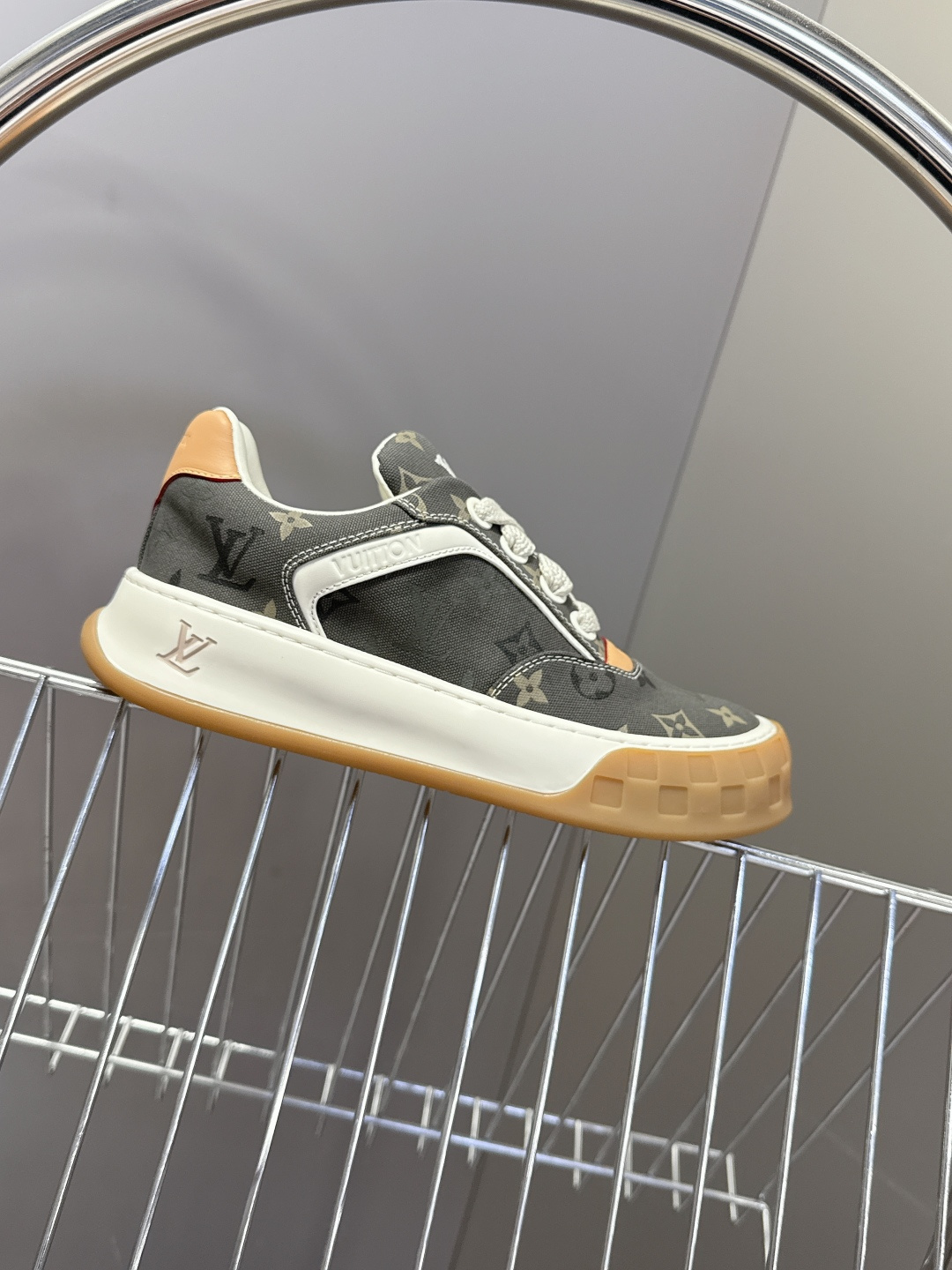 Louis Vuitton 路易威登最新情侣款 饼干鞋休闲鞋 超多明星时尚博主种草 原版购入开发 细节完