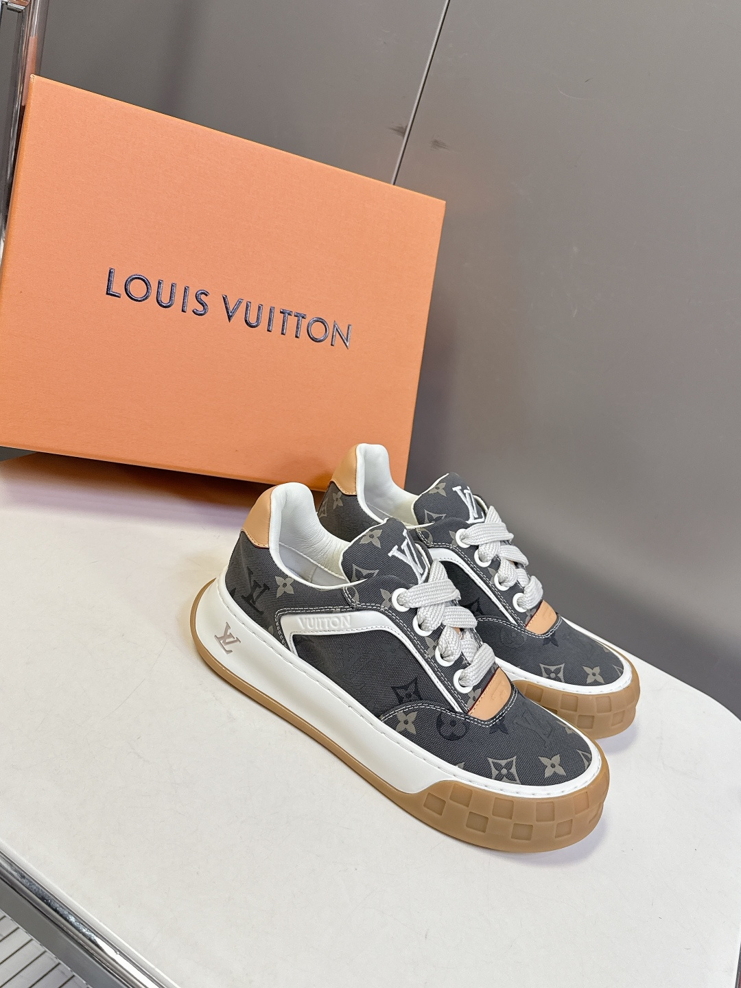 Louis Vuitton 路易威登最新情侣款 饼干鞋休闲鞋 超多明星时尚博主种草 原版购入开发 细节完