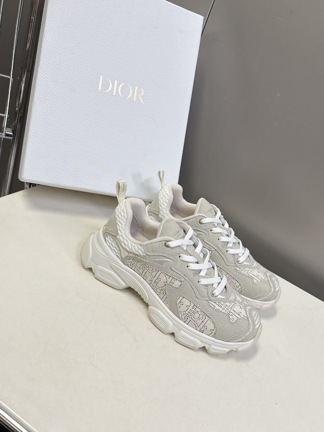 Dior迪奥Chrono系列运动鞋太古汇RMB9200购入开发 这款Dior chrono运动鞋延续经久