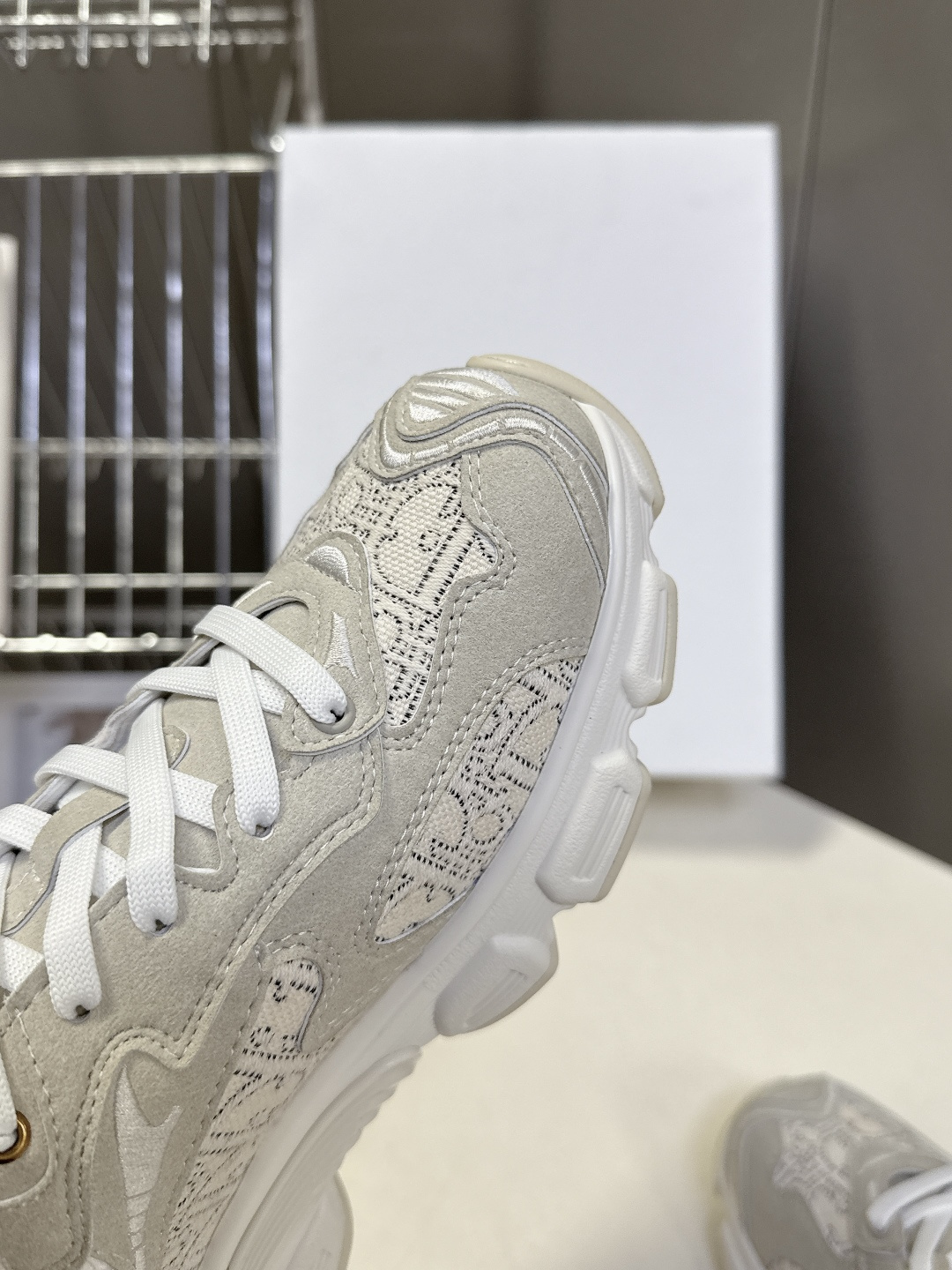 Dior迪奥Chrono系列运动鞋太古汇RMB9200购入开发 这款Dior chrono运动鞋延续经久