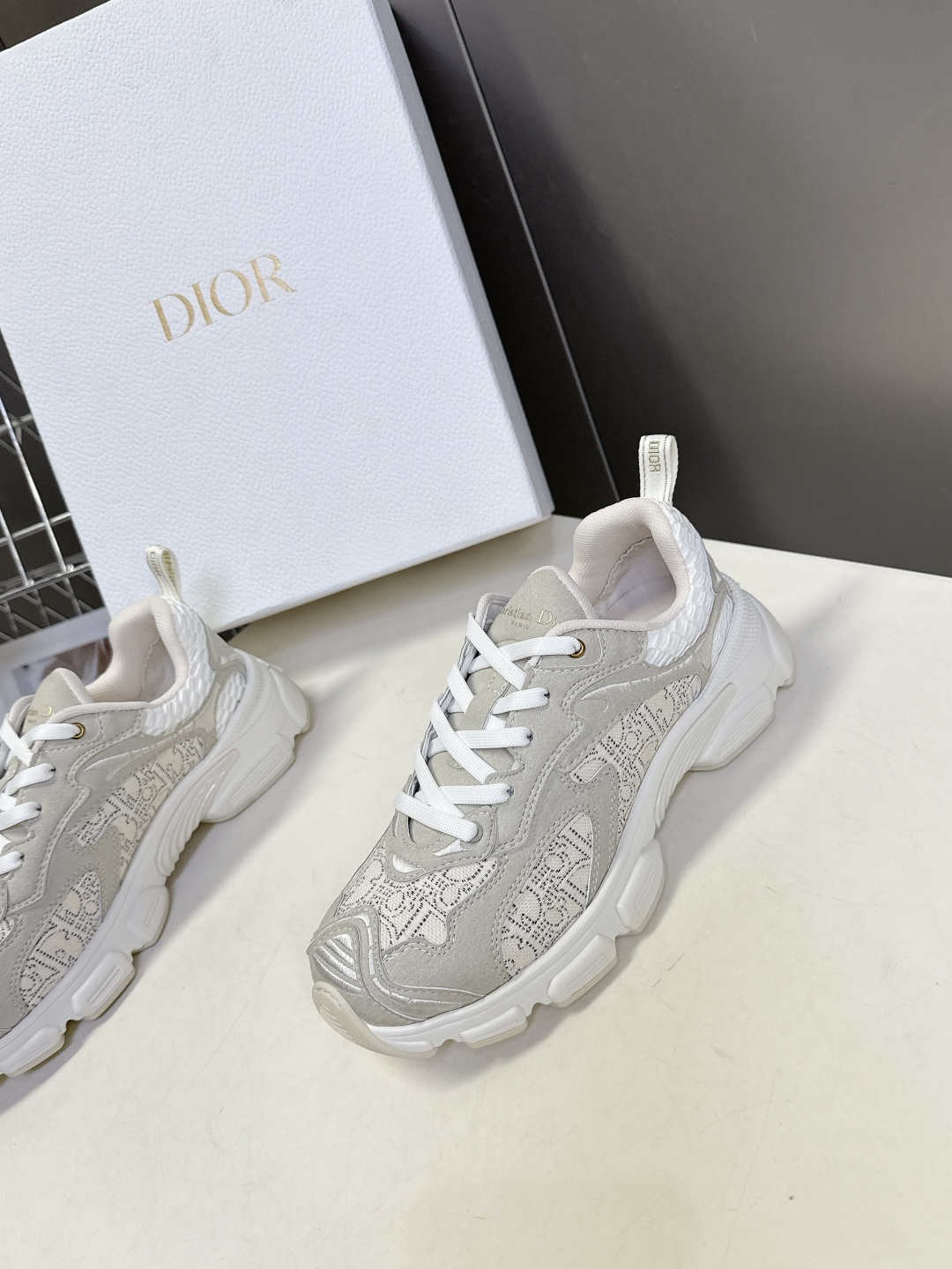 Dior迪奥Chrono系列运动鞋太古汇RMB9200购入开发 这款Dior chrono运动鞋延续经久