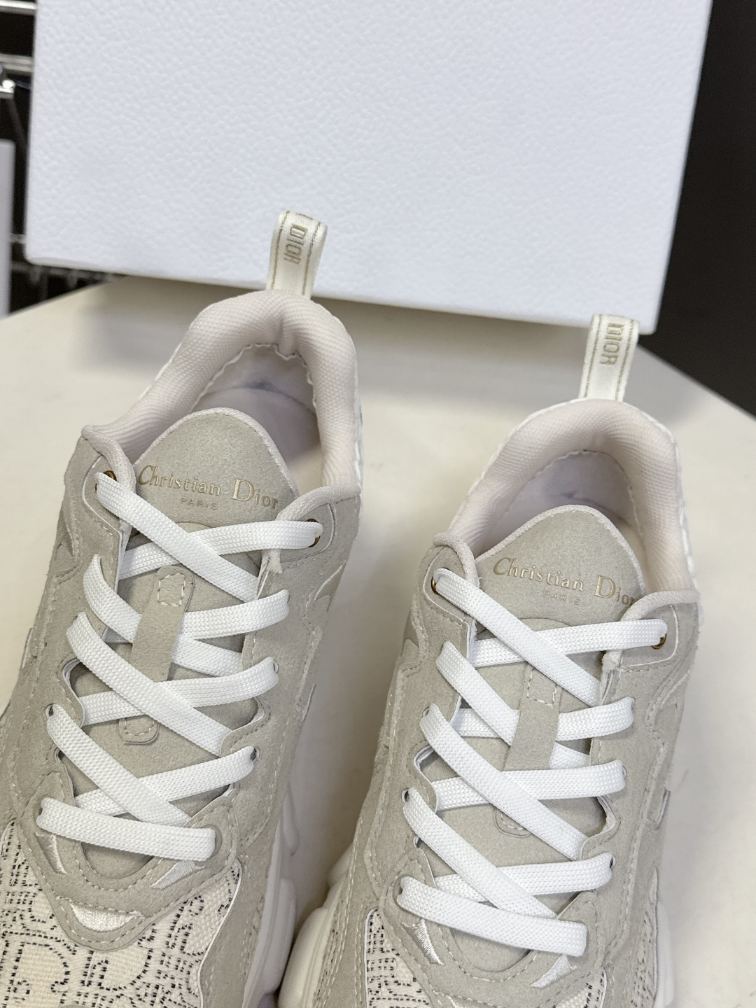 Dior迪奥Chrono系列运动鞋太古汇RMB9200购入开发 这款Dior chrono运动鞋延续经久