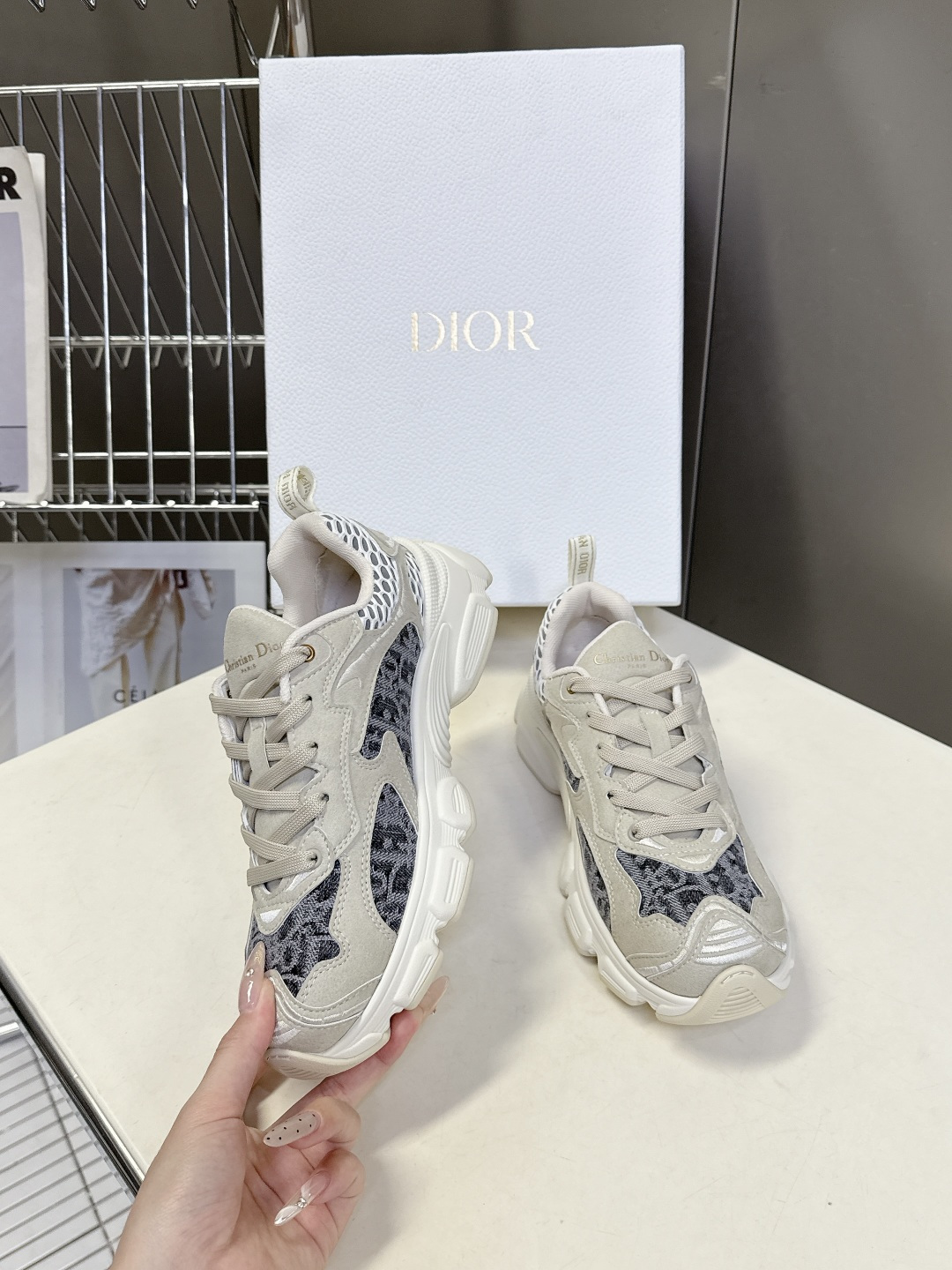 Dior迪奥Chrono系列运动鞋太古汇RMB9200购入开发 这款Dior chrono运动鞋延续经久