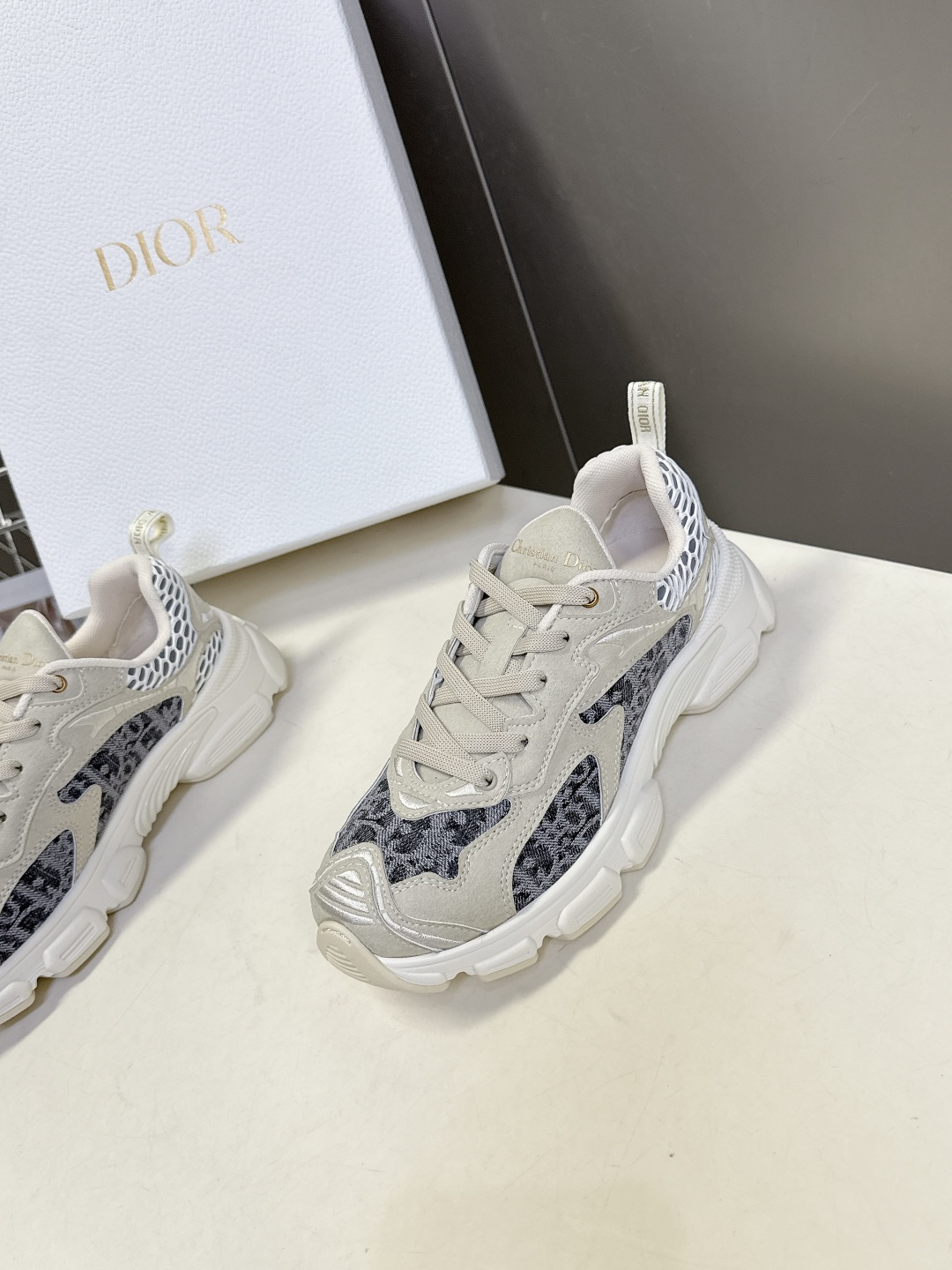 Dior迪奥Chrono系列运动鞋太古汇RMB9200购入开发 这款Dior chrono运动鞋延续经久
