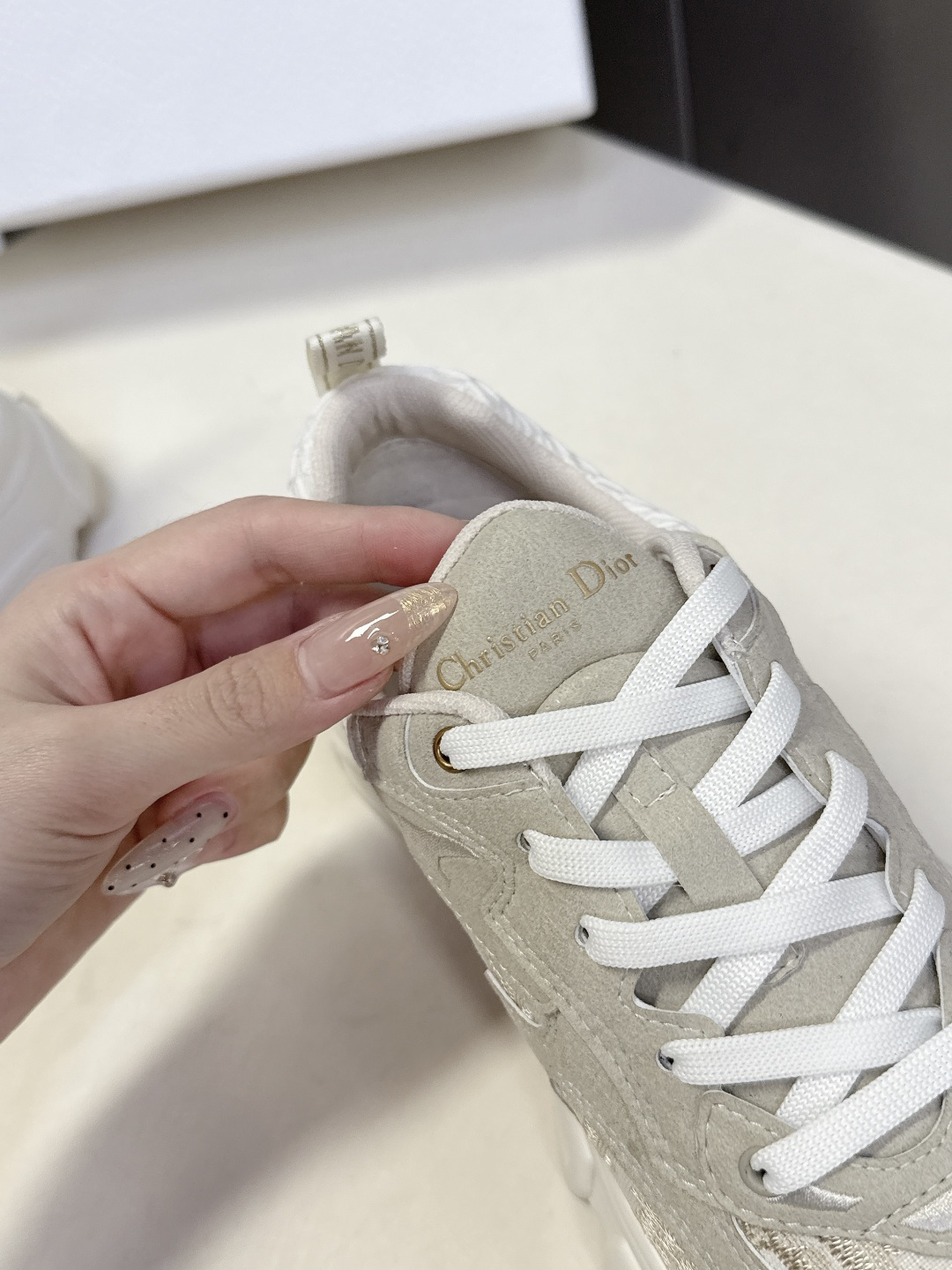 Dior迪奥Chrono系列运动鞋太古汇RMB9200购入开发 这款Dior chrono运动鞋延续经久