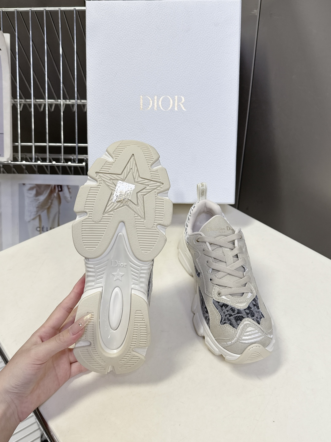 Dior迪奥Chrono系列运动鞋太古汇RMB9200购入开发 这款Dior chrono运动鞋延续经久