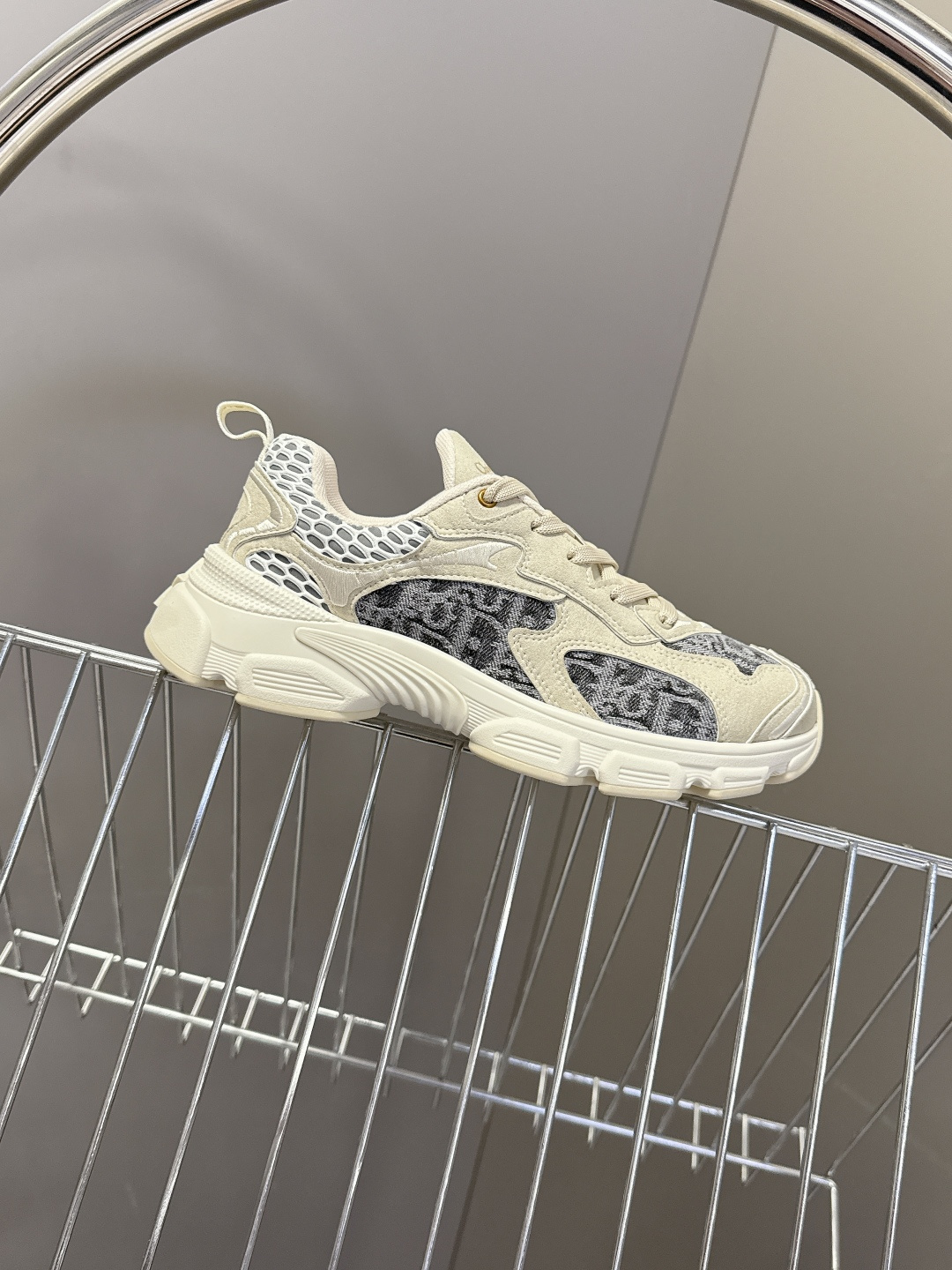 Dior迪奥Chrono系列运动鞋太古汇RMB9200购入开发 这款Dior chrono运动鞋延续经久