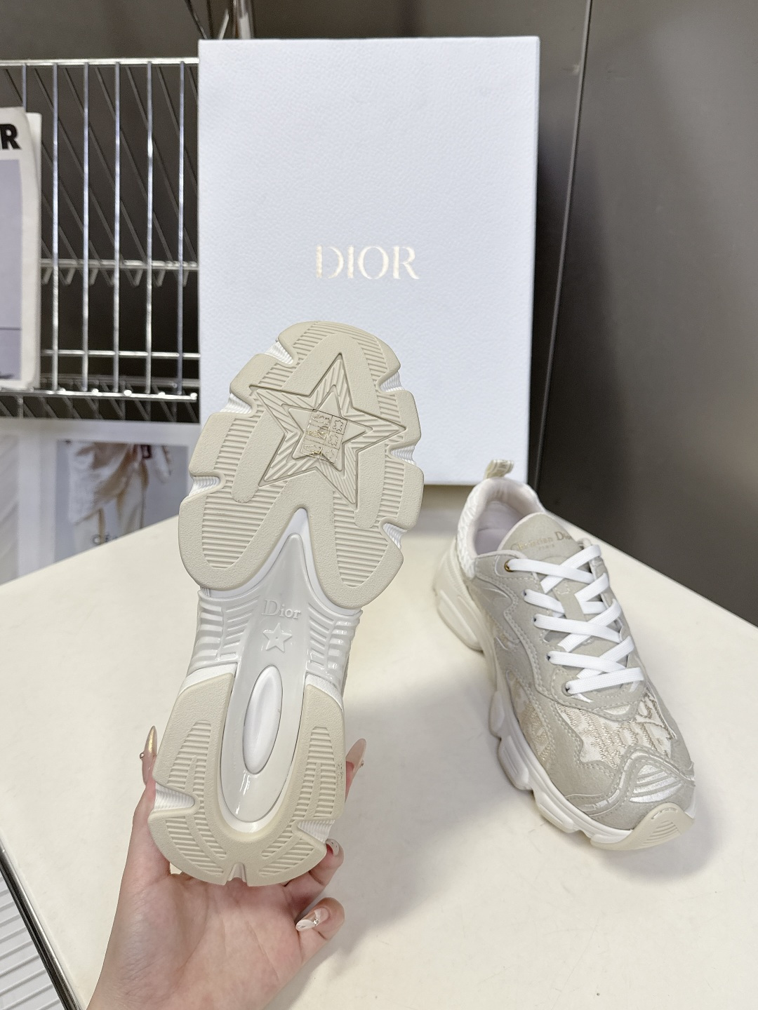 Dior迪奥Chrono系列运动鞋太古汇RMB9200购入开发 这款Dior chrono运动鞋延续经久