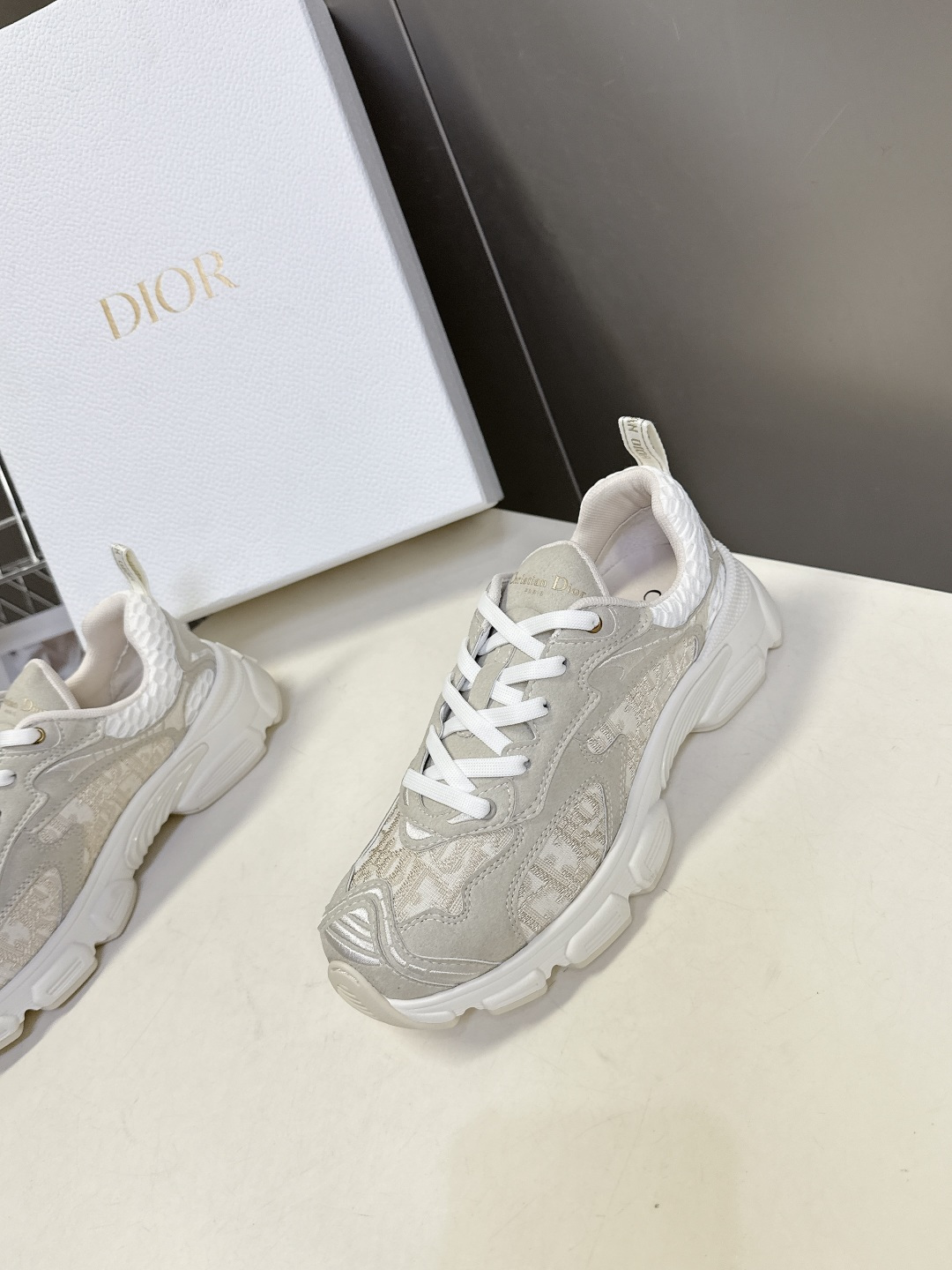 Dior迪奥Chrono系列运动鞋太古汇RMB9200购入开发 这款Dior chrono运动鞋延续经久