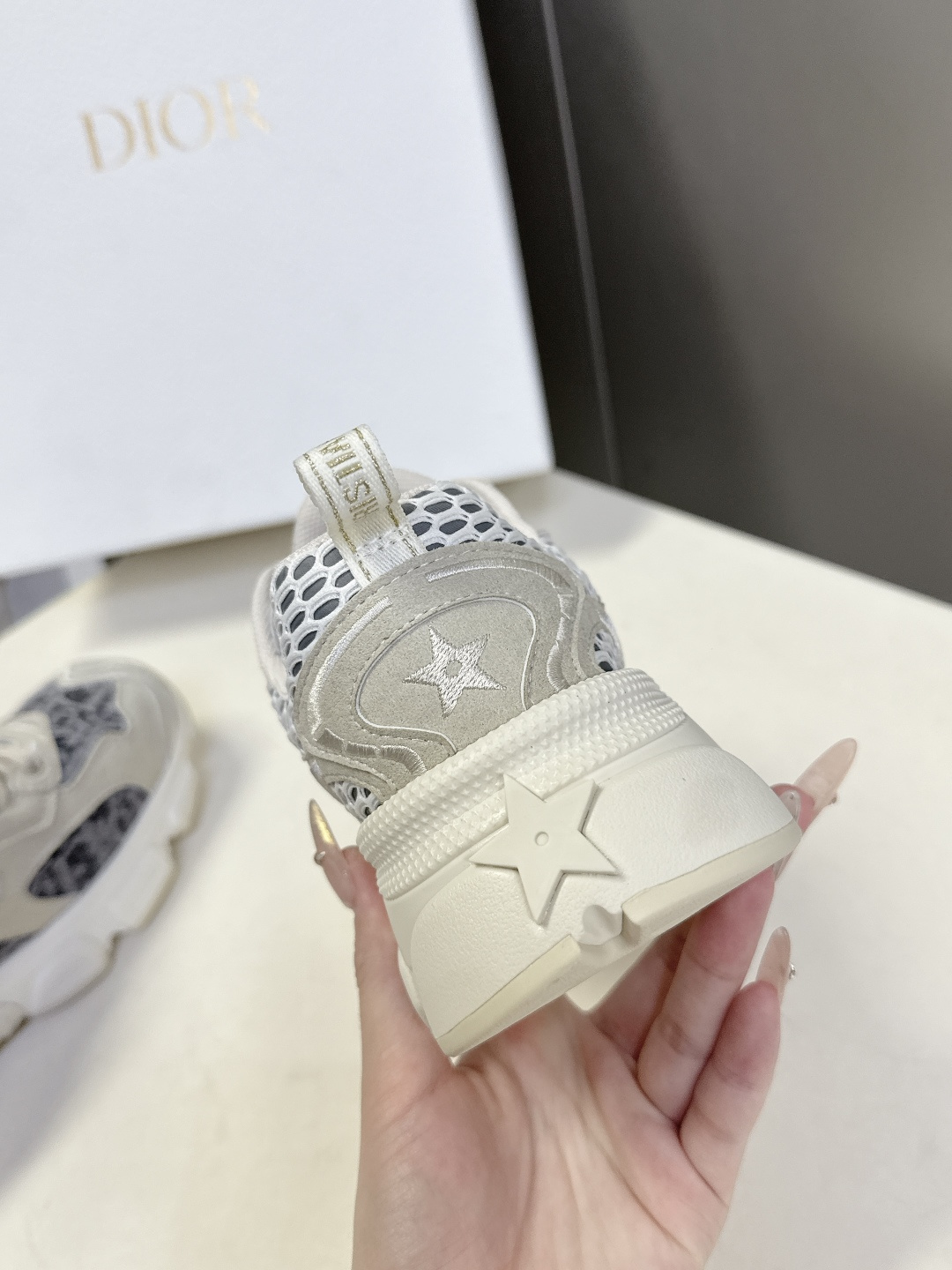 Dior迪奥Chrono系列运动鞋太古汇RMB9200购入开发 这款Dior chrono运动鞋延续经久