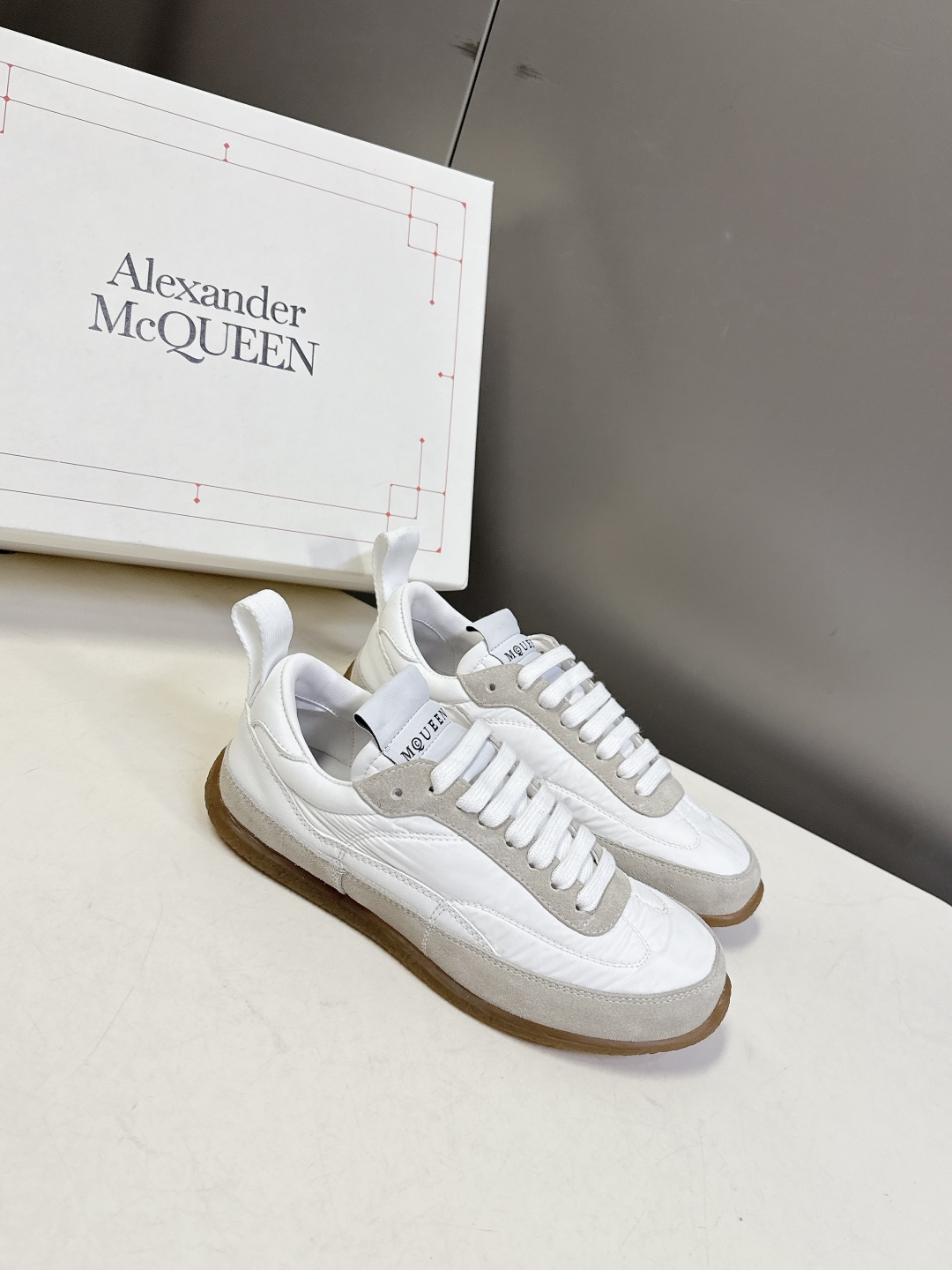 男装➕10 McQueen麦昆春夏最新情侣款 德训鞋 休闲鞋当下最火爆的一款的德训鞋 灵感来自经典复古学