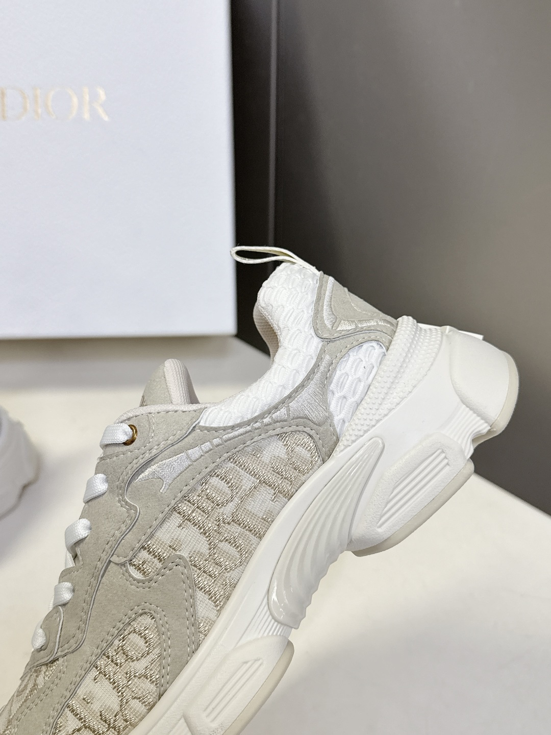 Dior迪奥Chrono系列运动鞋太古汇RMB9200购入开发 这款Dior chrono运动鞋延续经久