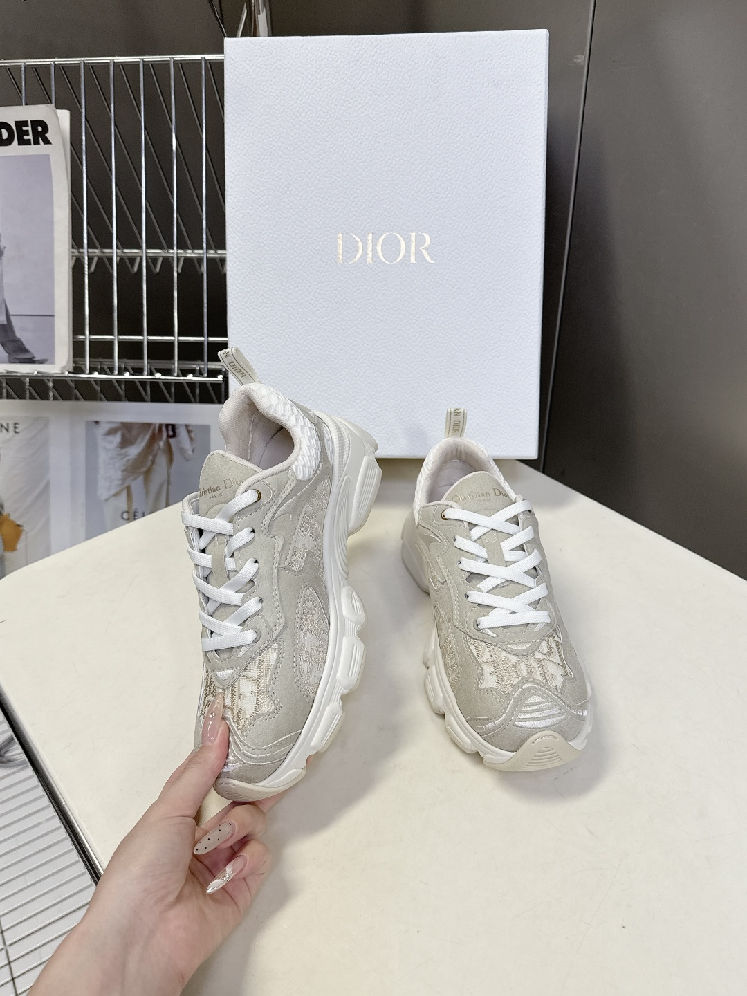Dior迪奥Chrono系列运动鞋太古汇RMB9200购入开发 这款Dior chrono运动鞋延续经久