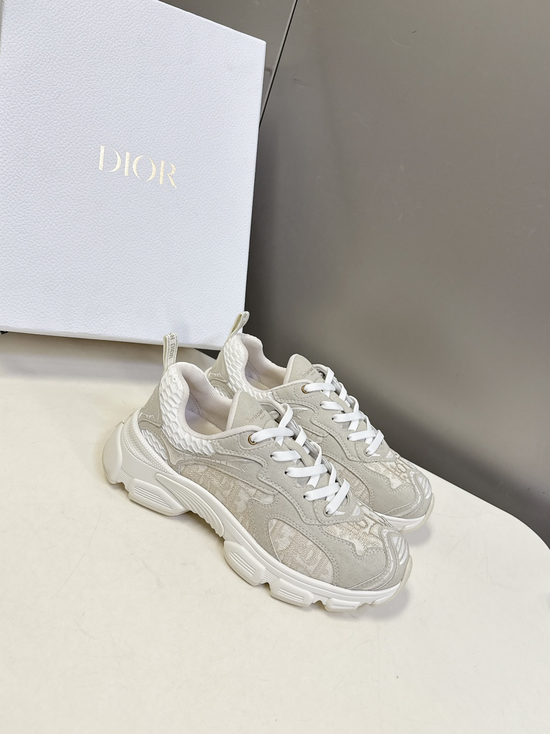 Dior迪奥Chrono系列运动鞋太古汇RMB9200购入开发 这款Dior chrono运动鞋延续经久