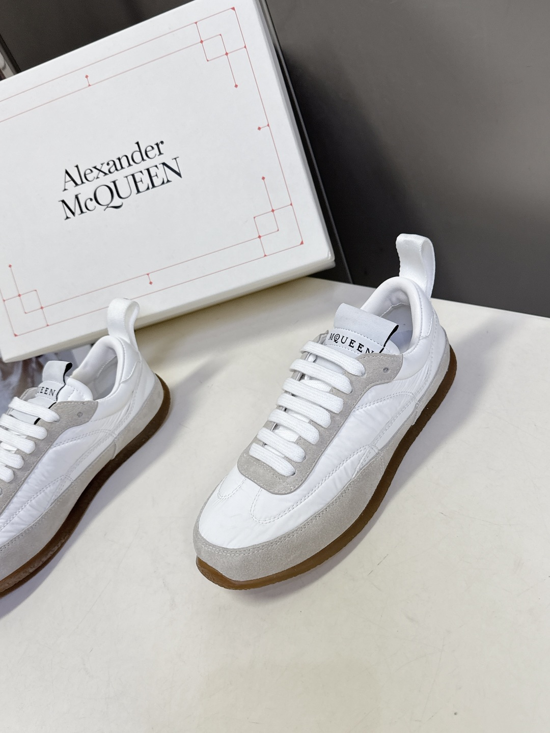 男装➕10 McQueen麦昆春夏最新情侣款 德训鞋 休闲鞋当下最火爆的一款的德训鞋 灵感来自经典复古学