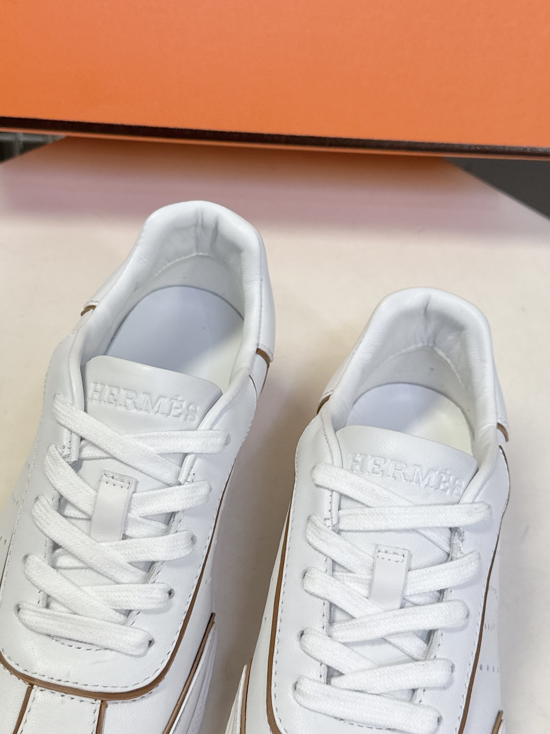 男装➕10 Hermes 爱马仕春夏最新情侣款德训鞋 休闲鞋 超多明星网红种草 专柜非常难配货 采用本质