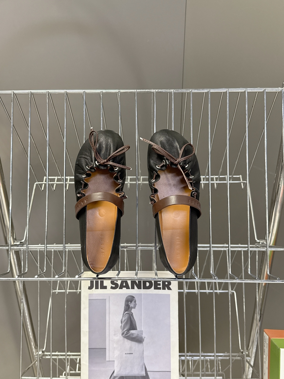 MARNI玛尼2026春夏褶皱蝴蝶结 玛丽珍 芭蕾舞鞋 超多明星网红种草 简约的设计 圆头轮廓、撞色鞋面