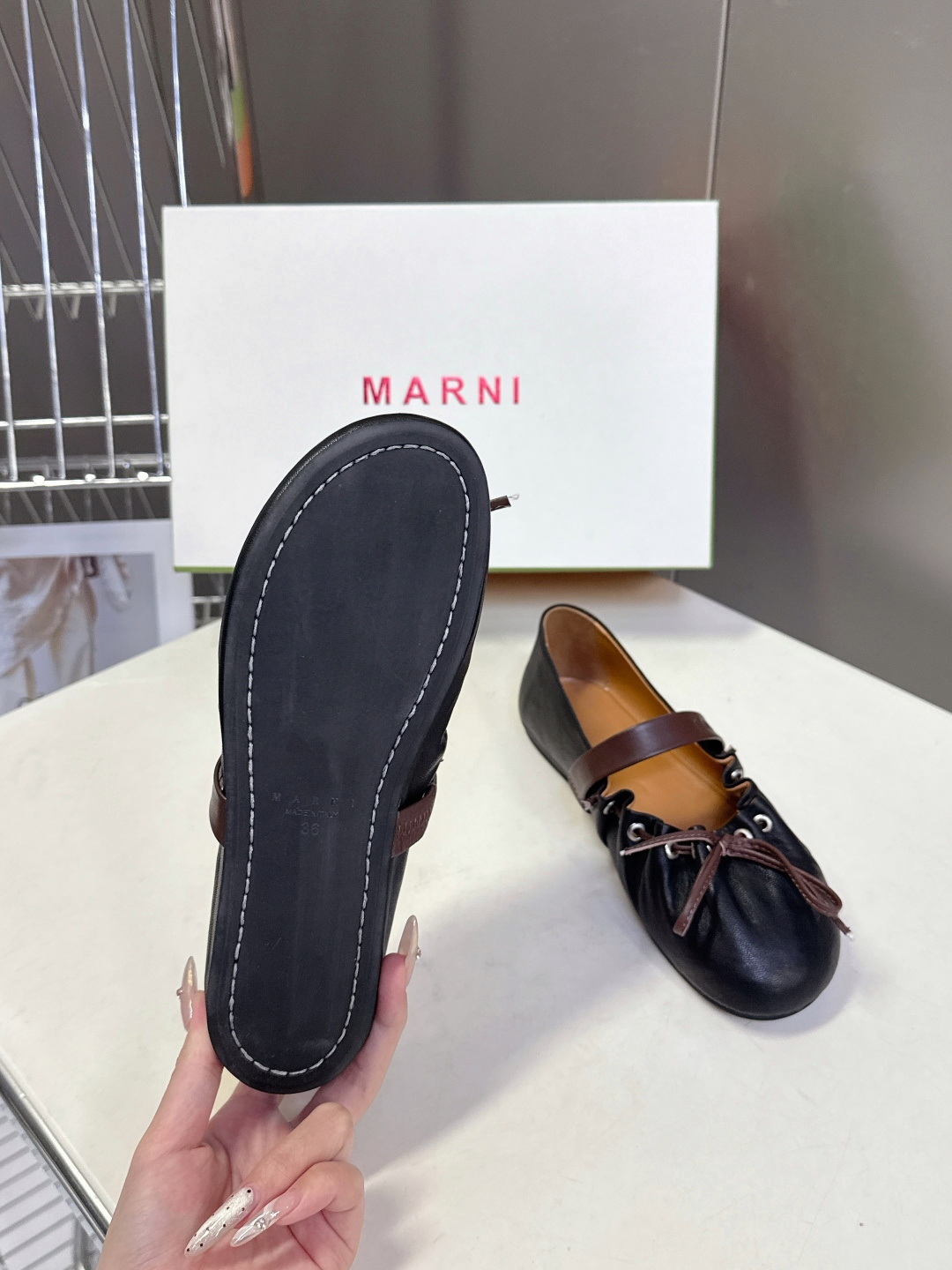 MARNI玛尼2026春夏褶皱蝴蝶结 玛丽珍 芭蕾舞鞋 超多明星网红种草 简约的设计 圆头轮廓、撞色鞋面