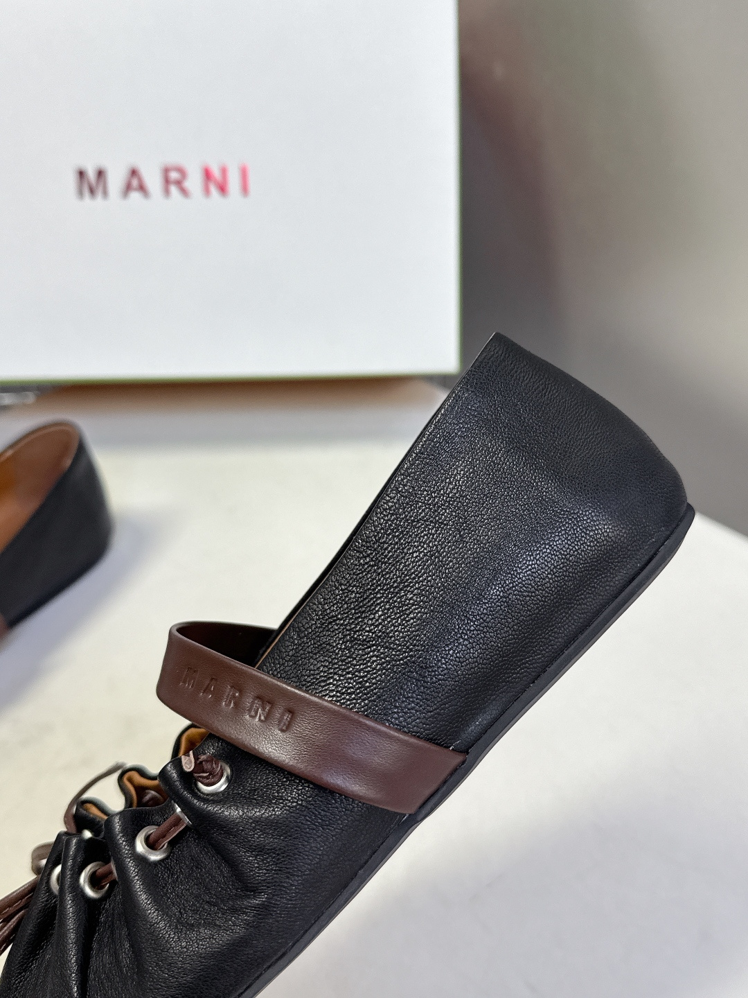 MARNI玛尼2026春夏褶皱蝴蝶结 玛丽珍 芭蕾舞鞋 超多明星网红种草 简约的设计 圆头轮廓、撞色鞋面