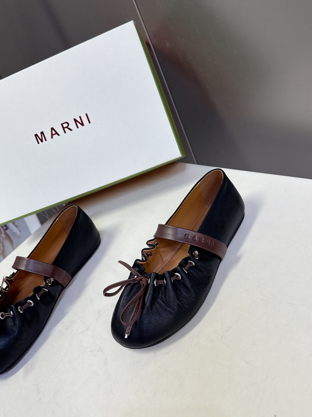 MARNI玛尼2026春夏褶皱蝴蝶结 玛丽珍 芭蕾舞鞋 超多明星网红种草 简约的设计 圆头轮廓、撞色鞋面