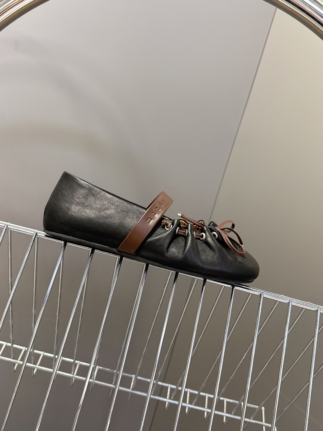 MARNI玛尼2026春夏褶皱蝴蝶结 玛丽珍 芭蕾舞鞋 超多明星网红种草 简约的设计 圆头轮廓、撞色鞋面